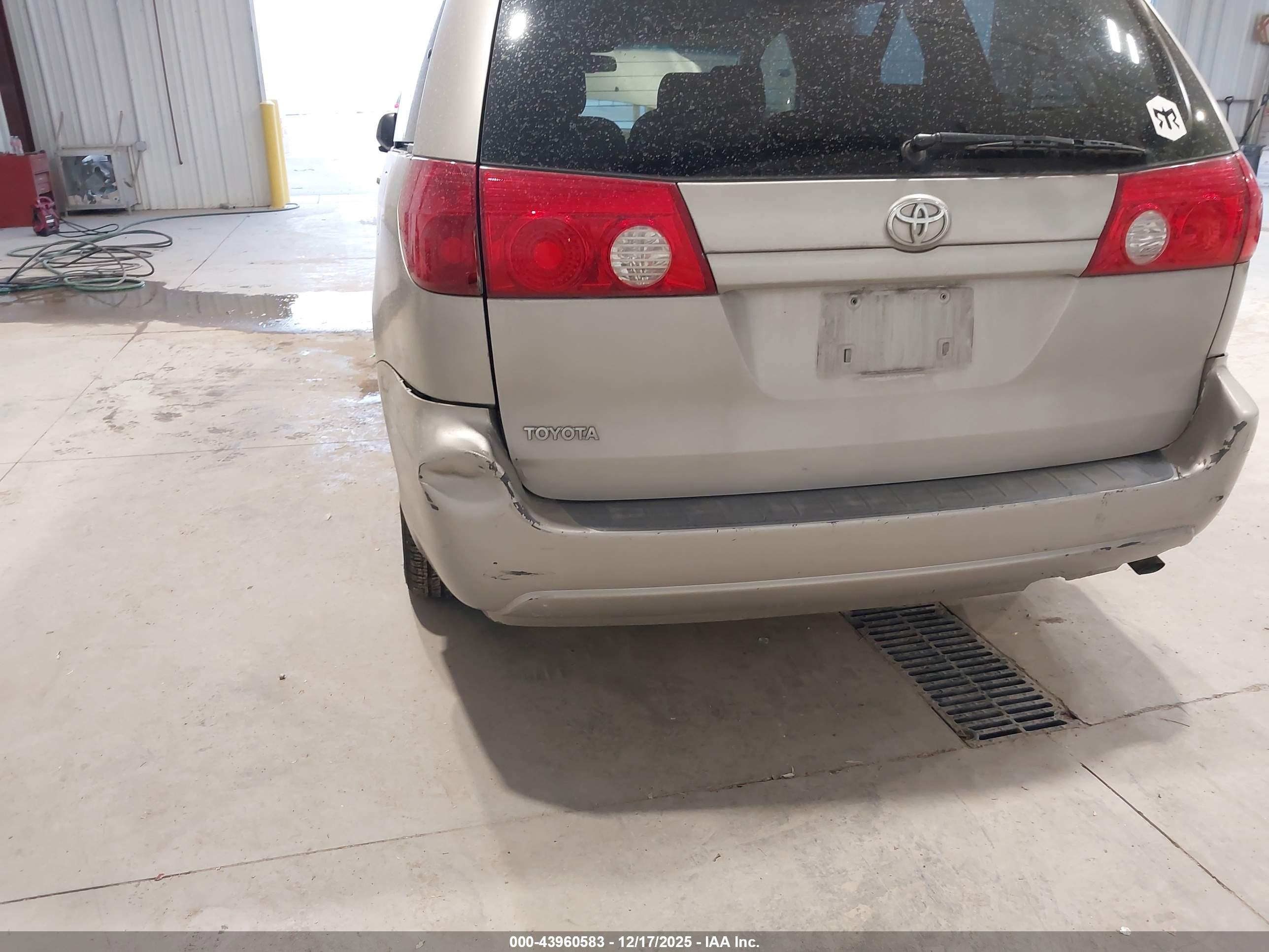 TOYOTA SIENNA image 6