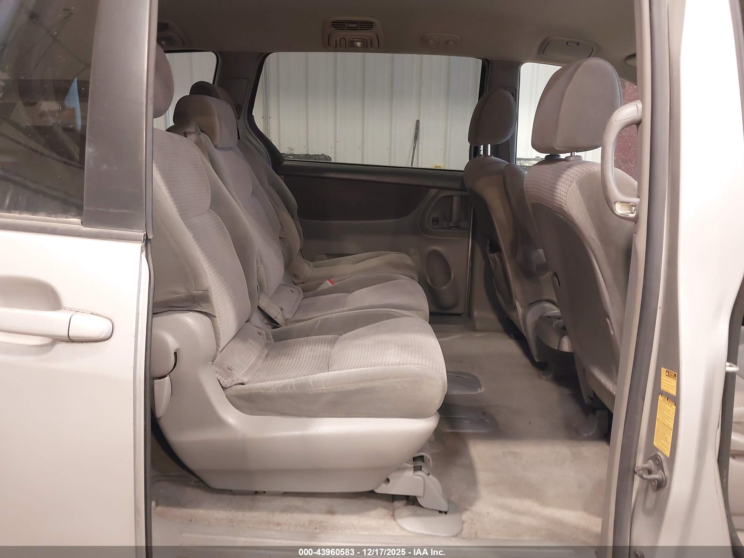 TOYOTA SIENNA image 8