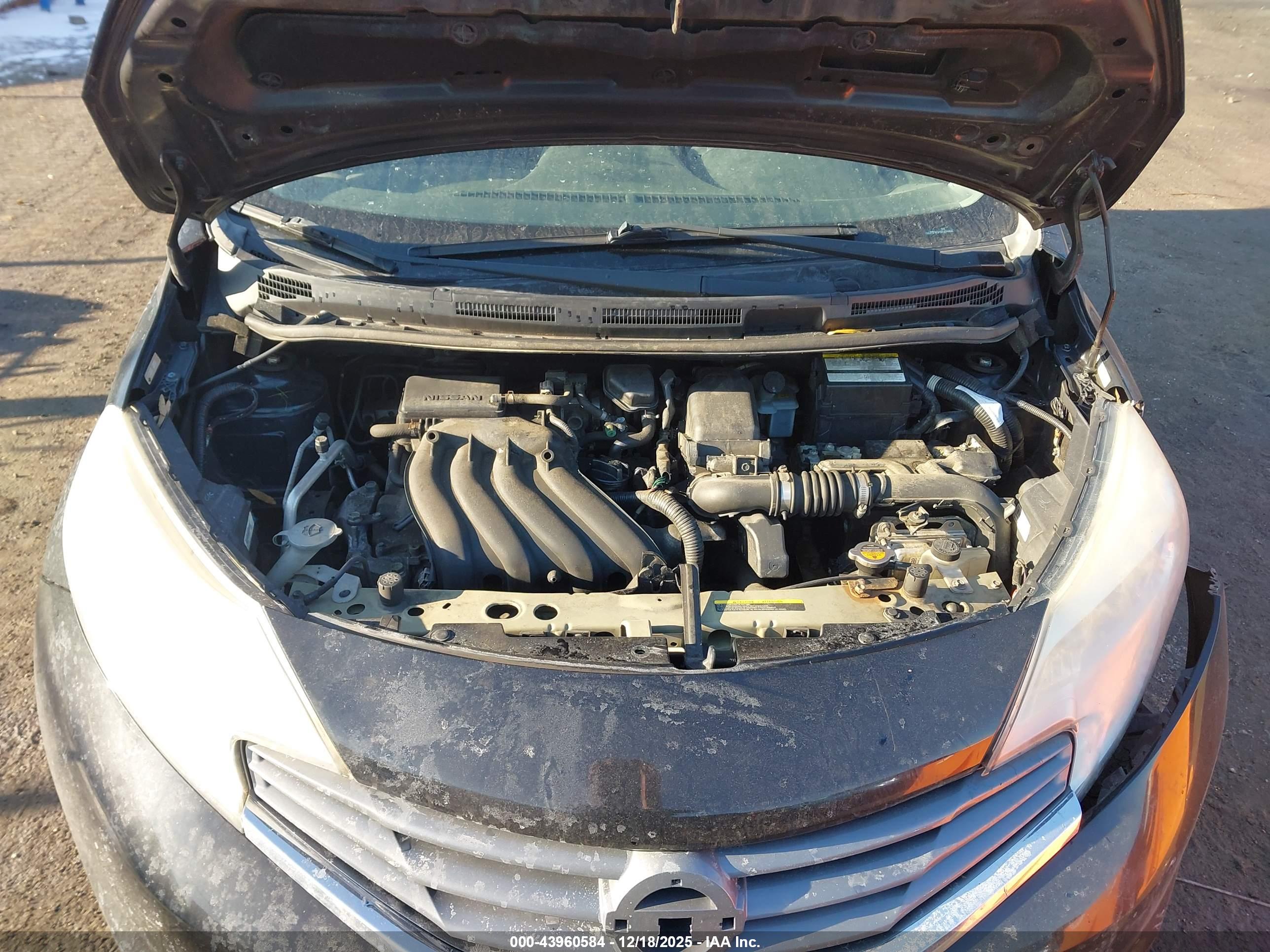 NISSAN VERSA image 10