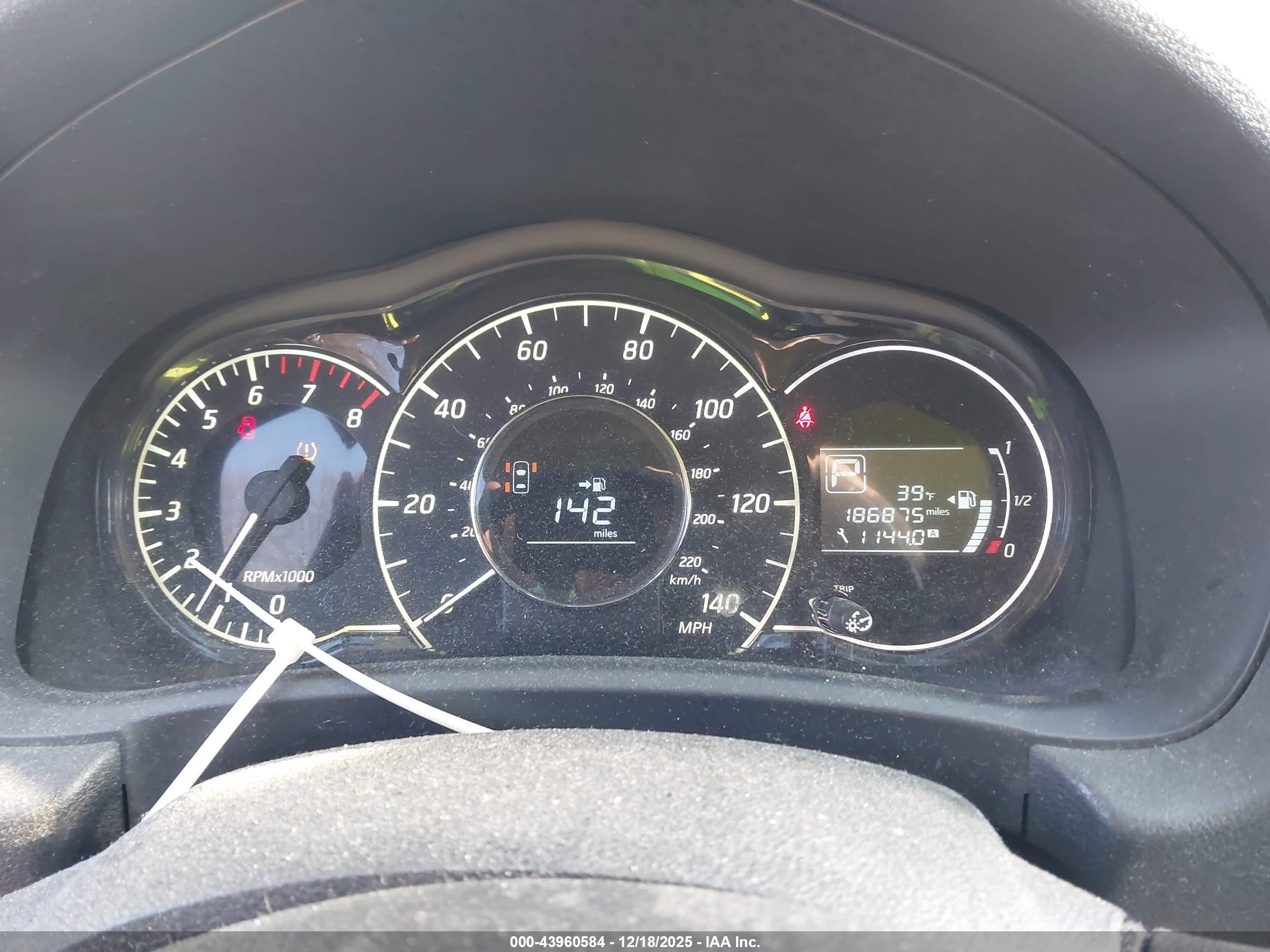 NISSAN VERSA image 7