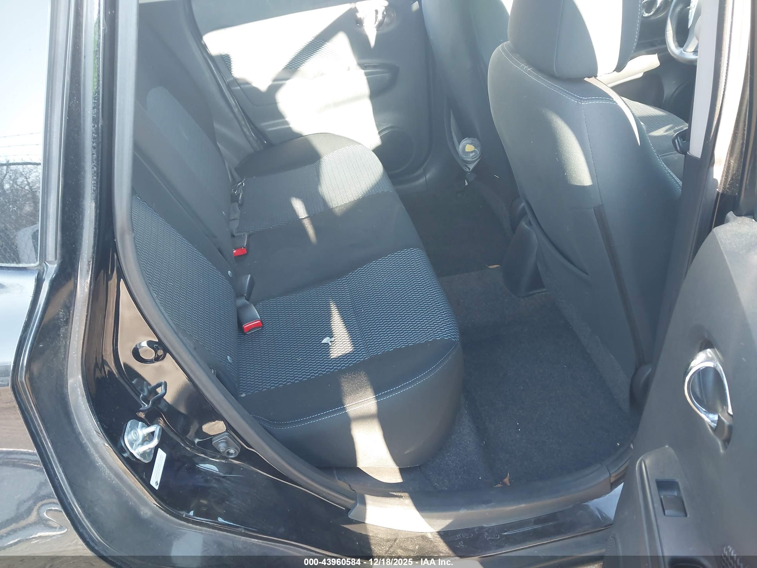 NISSAN VERSA image 8