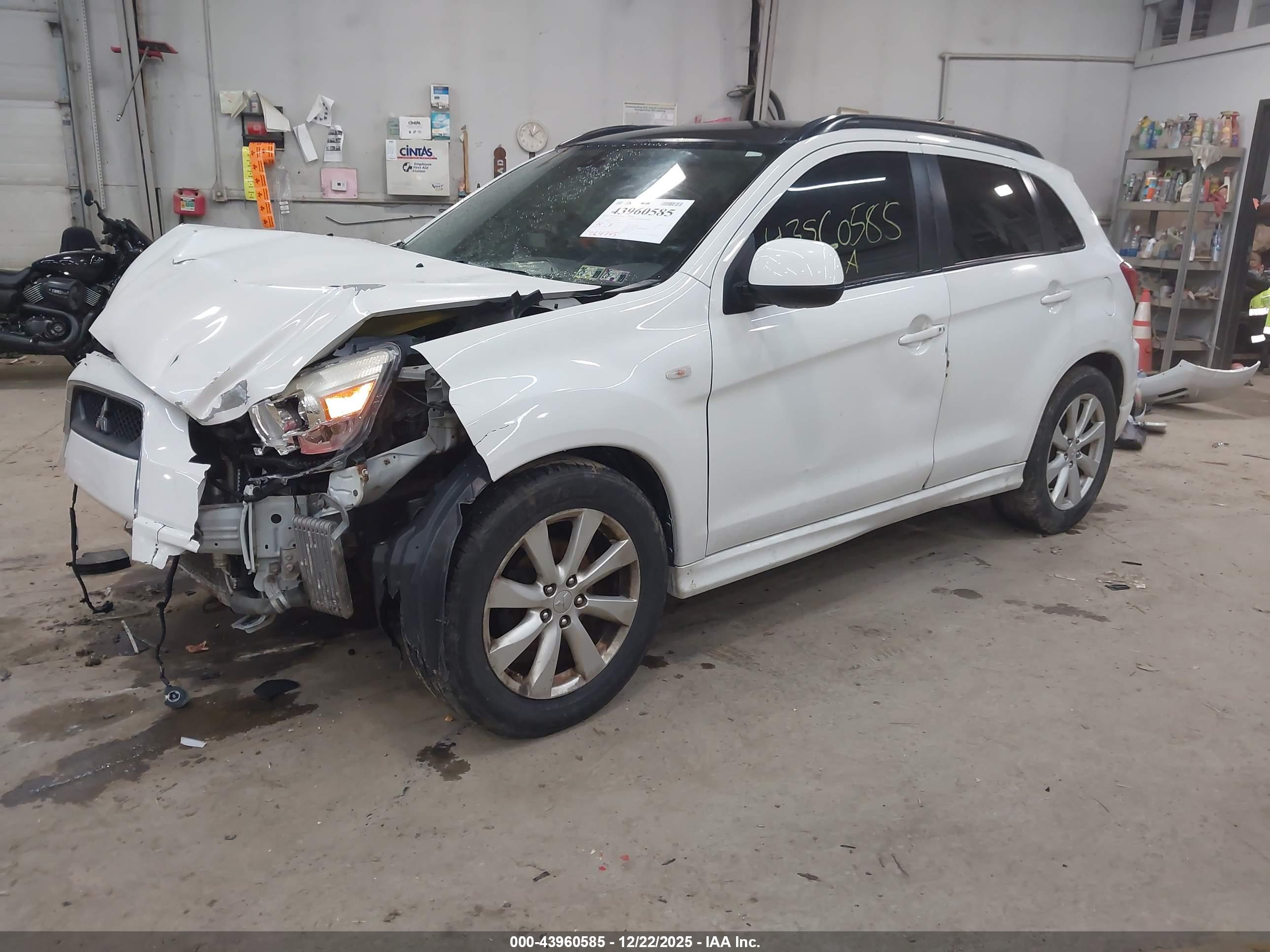 MITSUBISHI OUTLANDER image 2