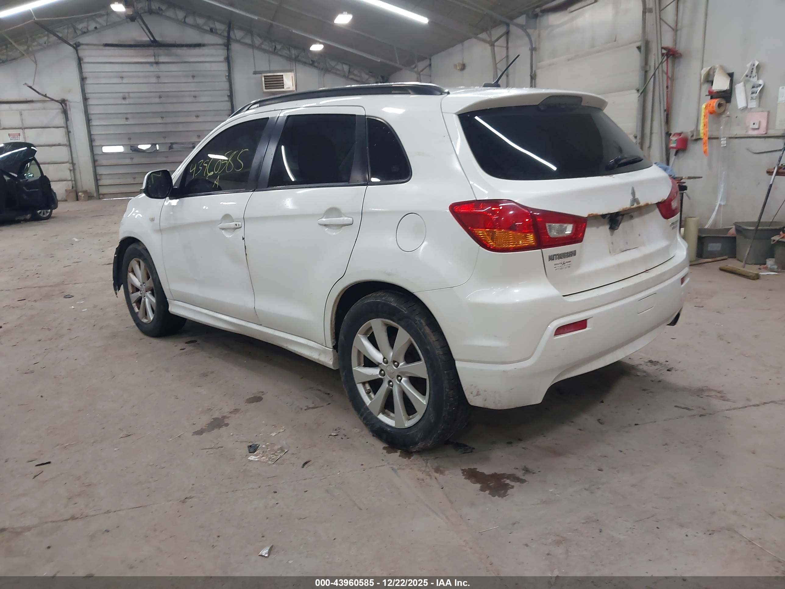 MITSUBISHI OUTLANDER image 3