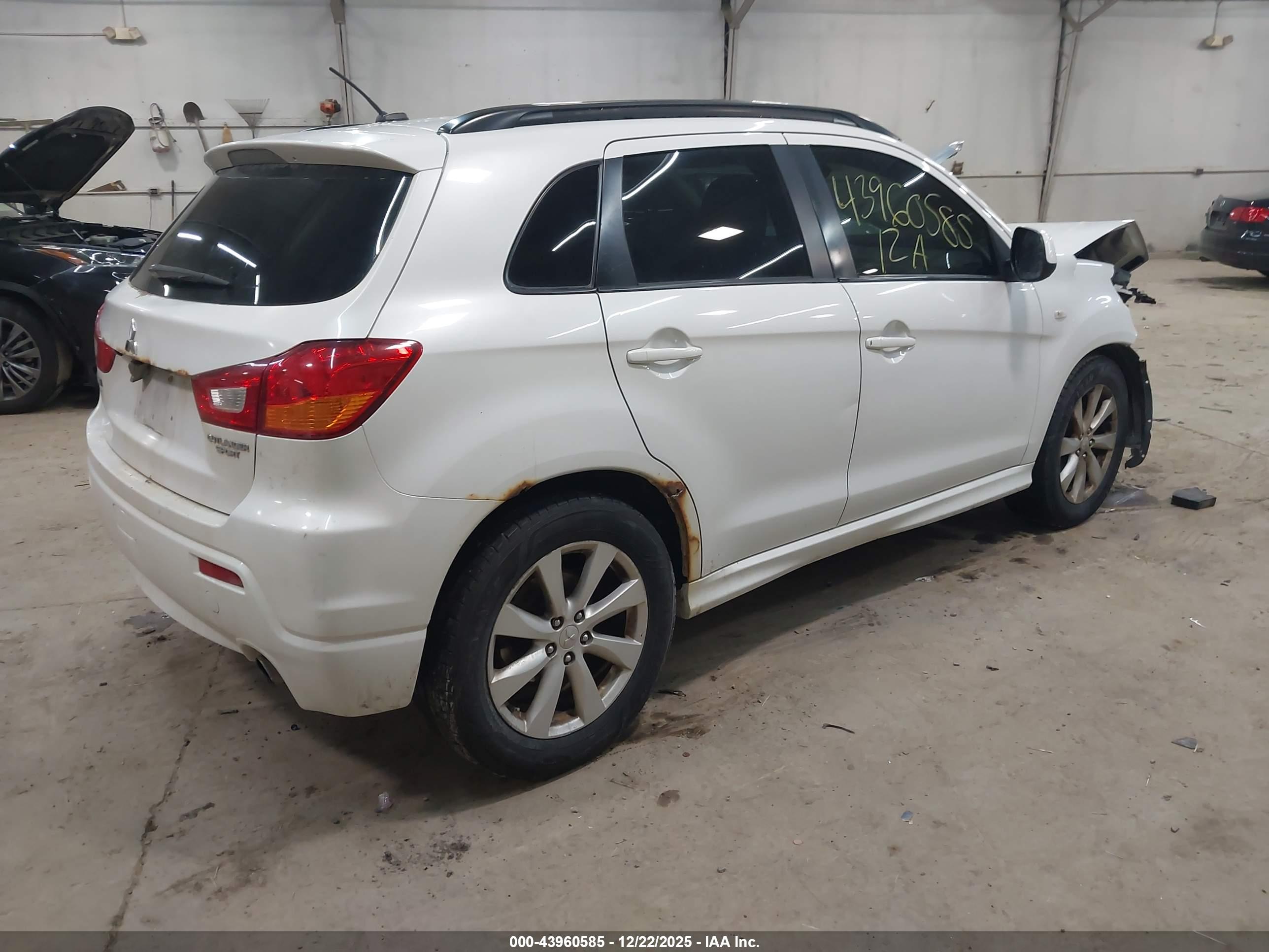MITSUBISHI OUTLANDER image 4
