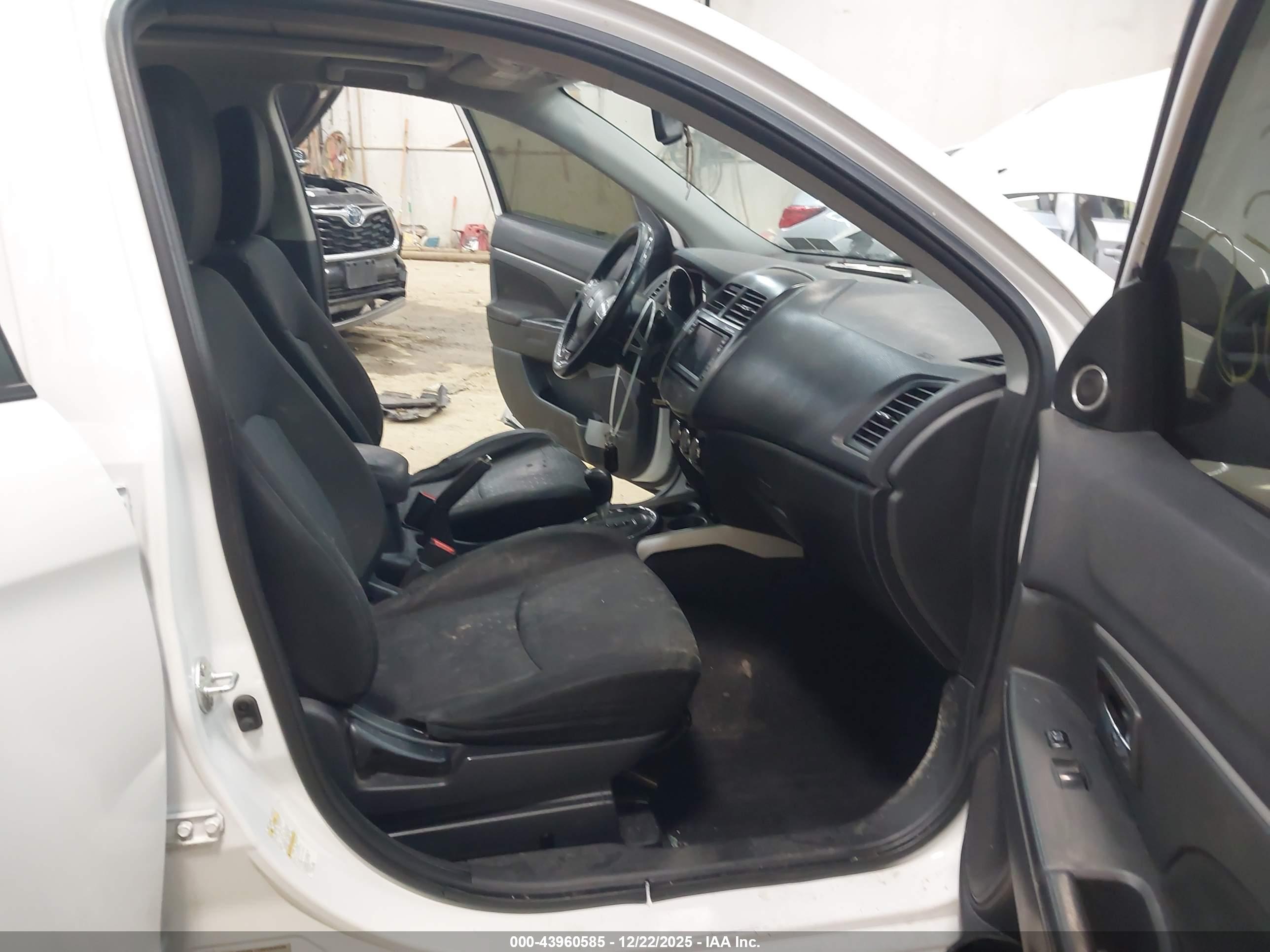 MITSUBISHI OUTLANDER image 5