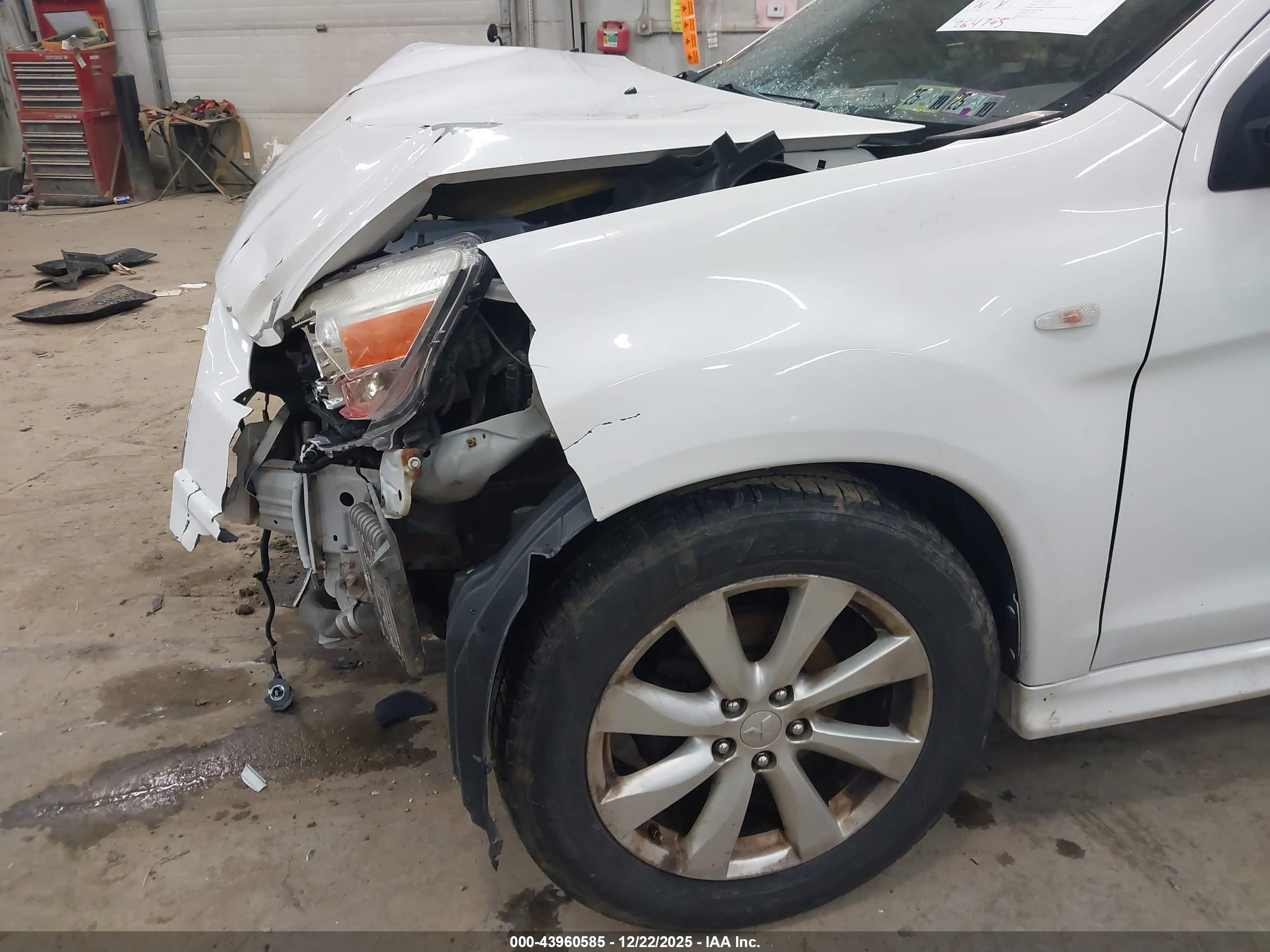 MITSUBISHI OUTLANDER image 6