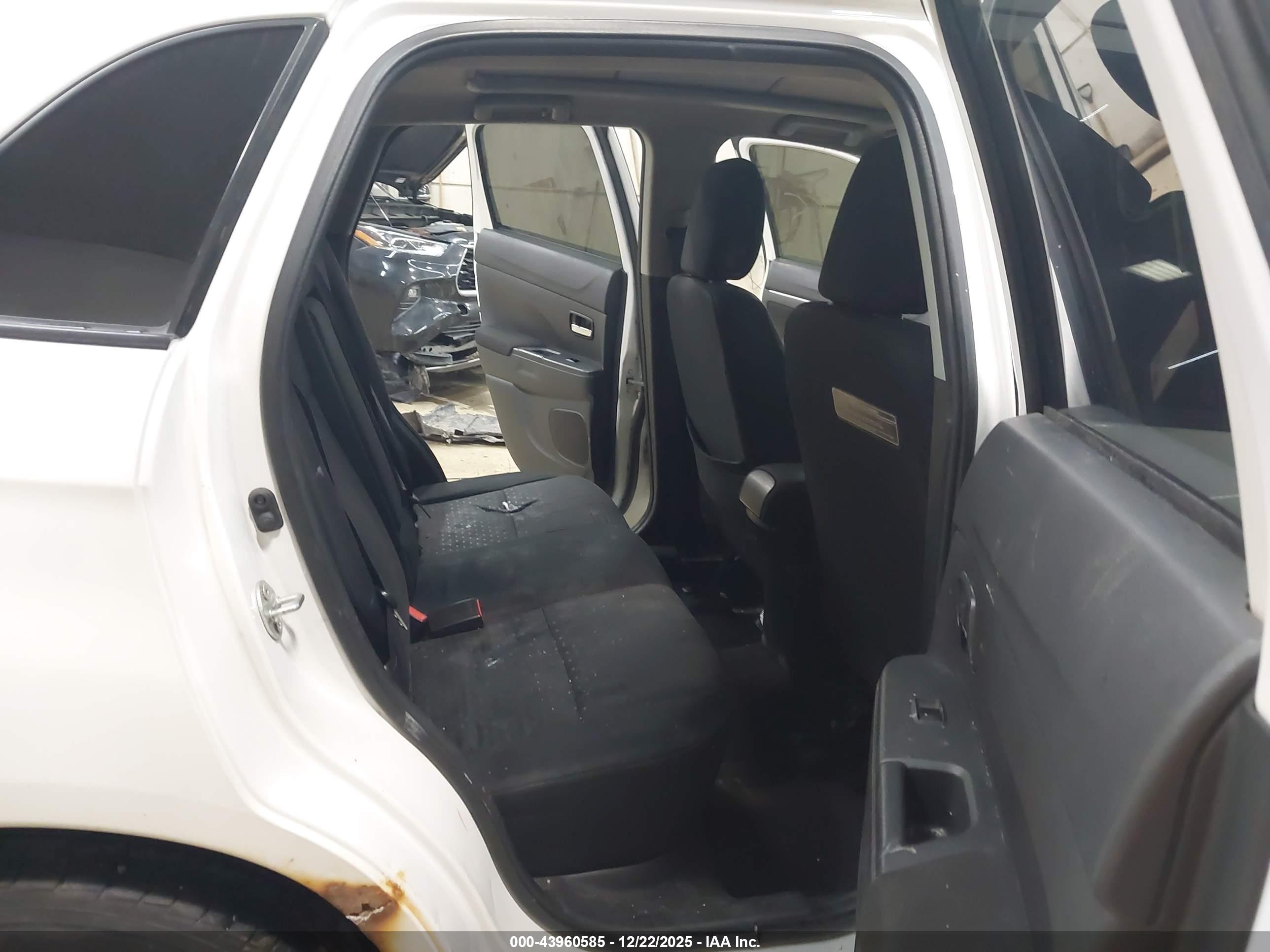 MITSUBISHI OUTLANDER image 8
