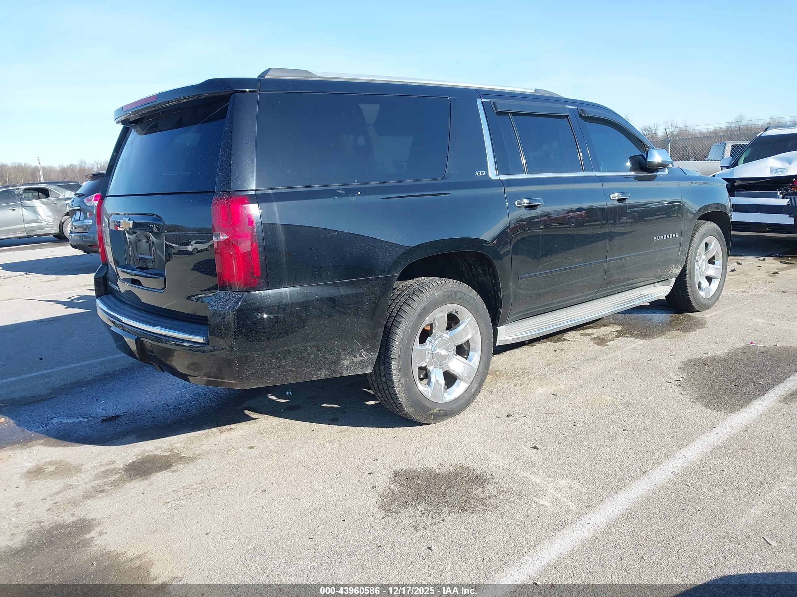 CHEVROLET SUBURBAN image 4