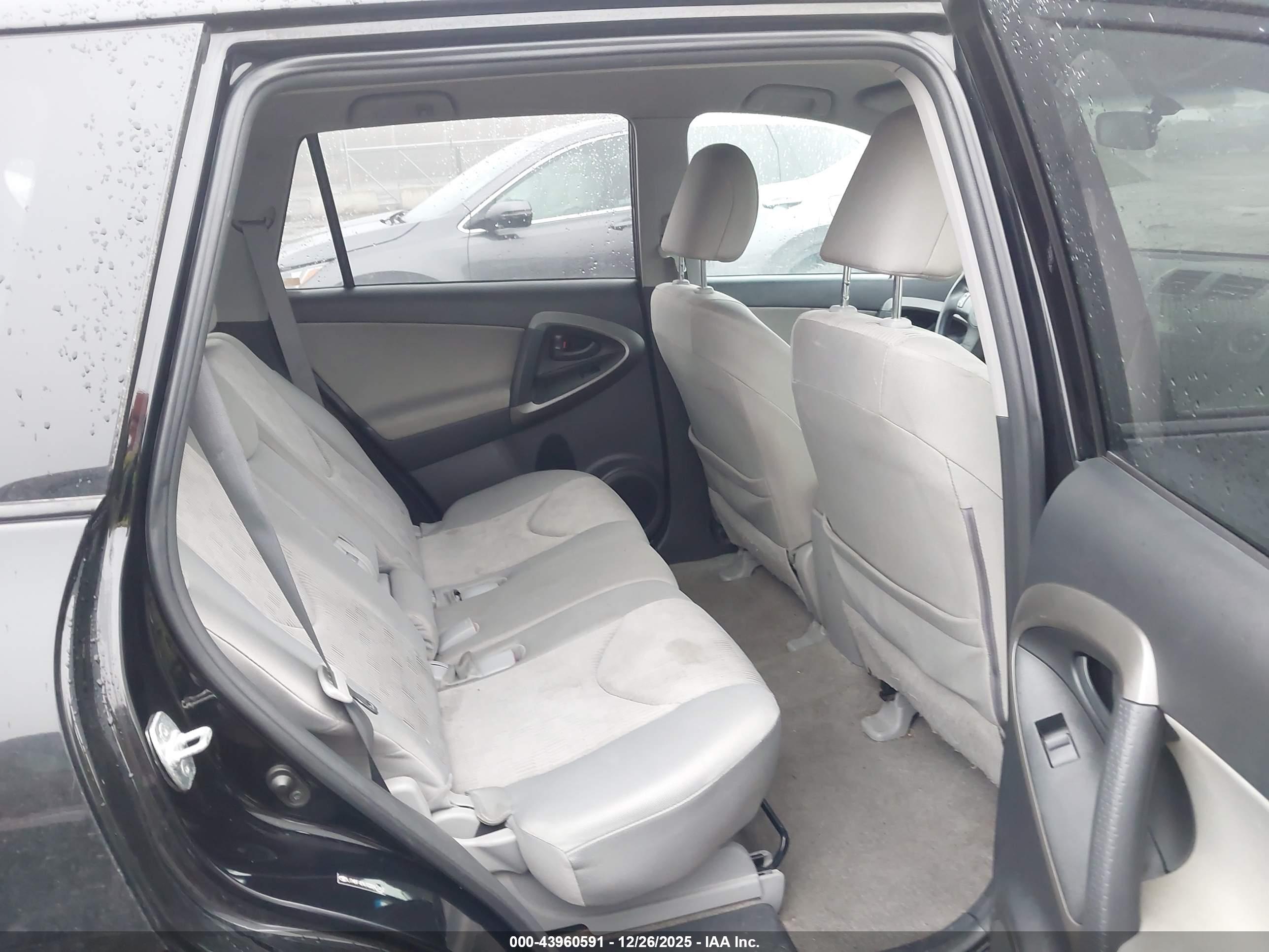 TOYOTA RAV4 image 8
