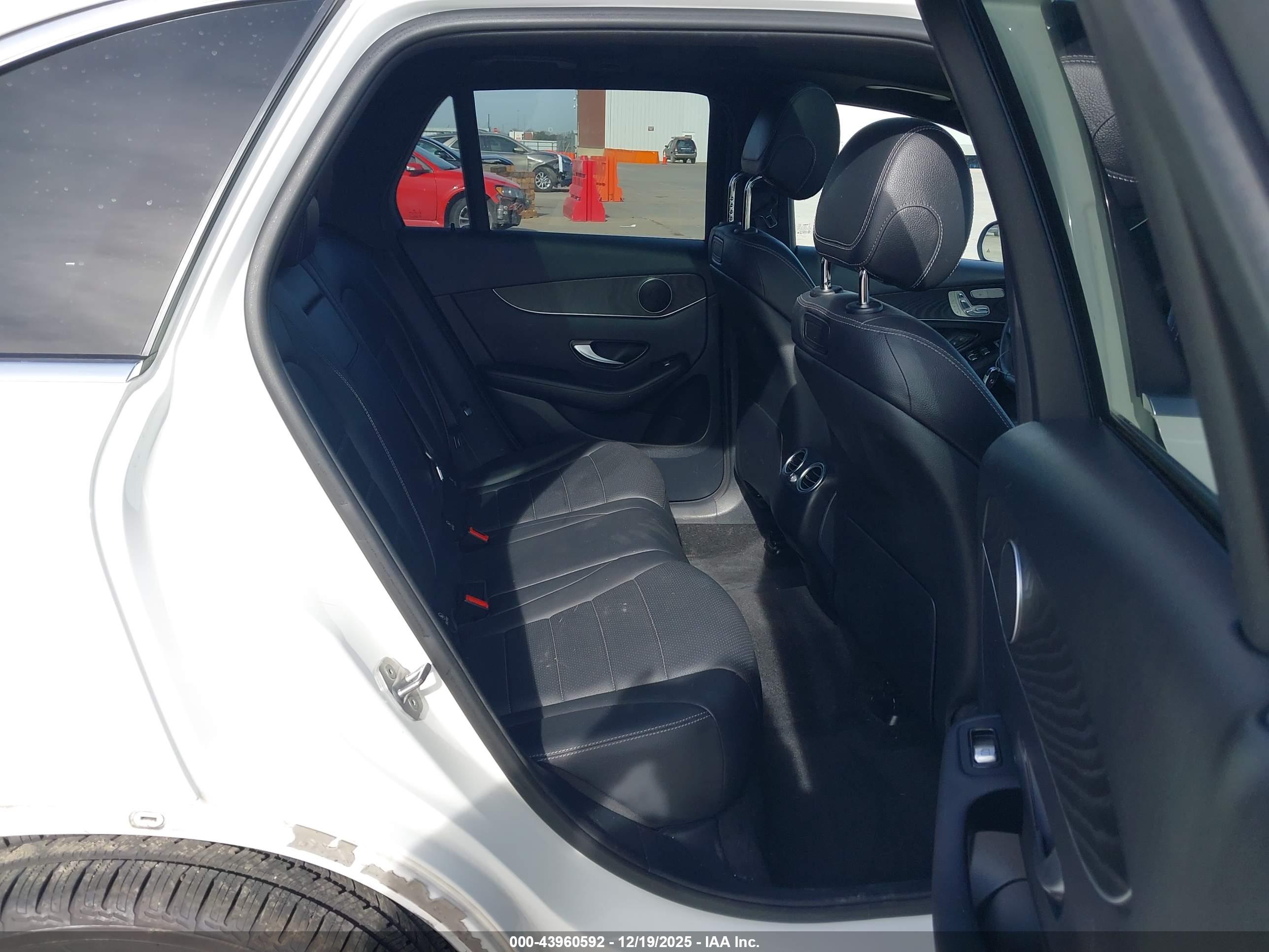 MERCEDES-BENZ GLC image 8