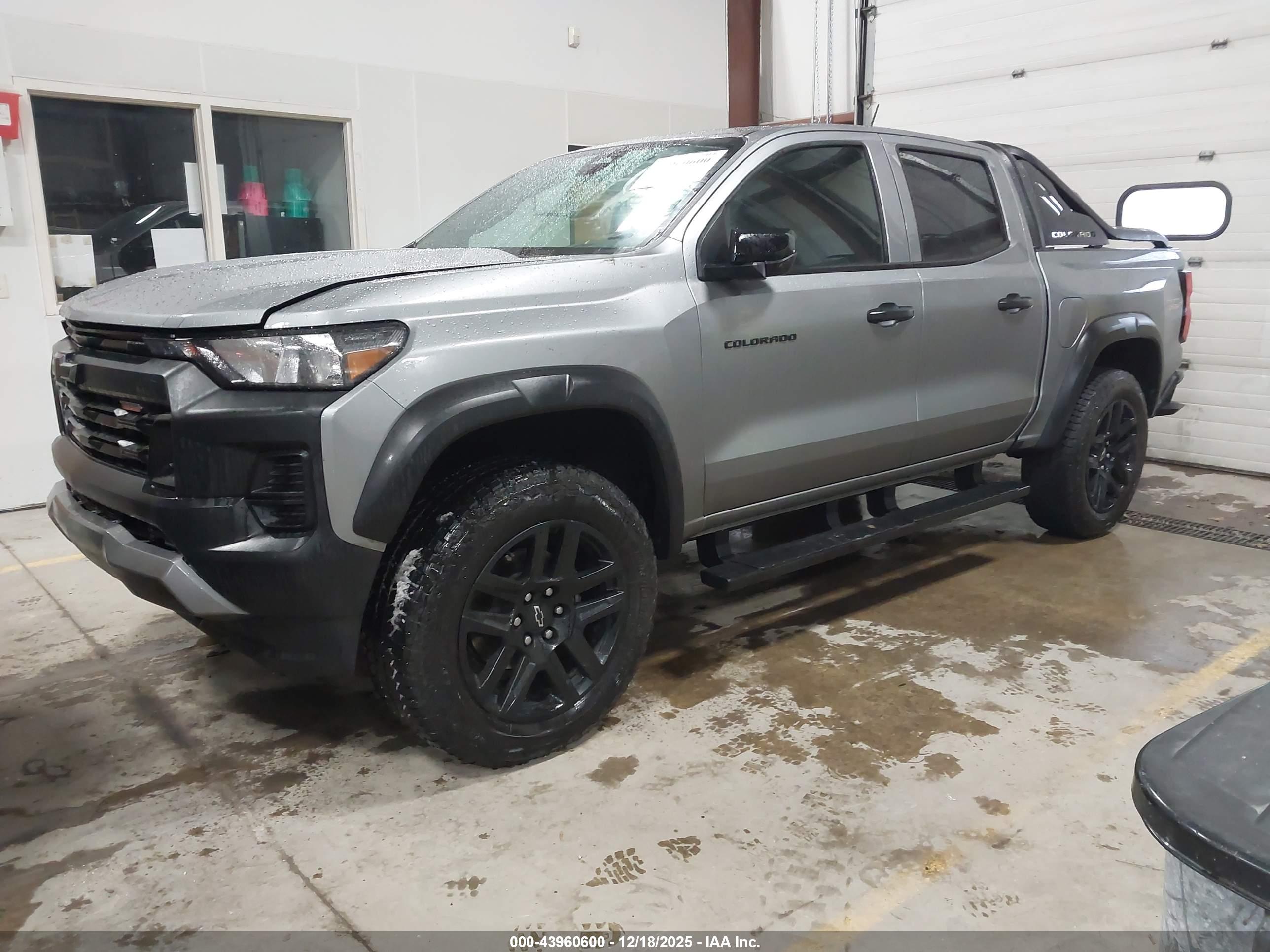 CHEVROLET COLORADO image 2