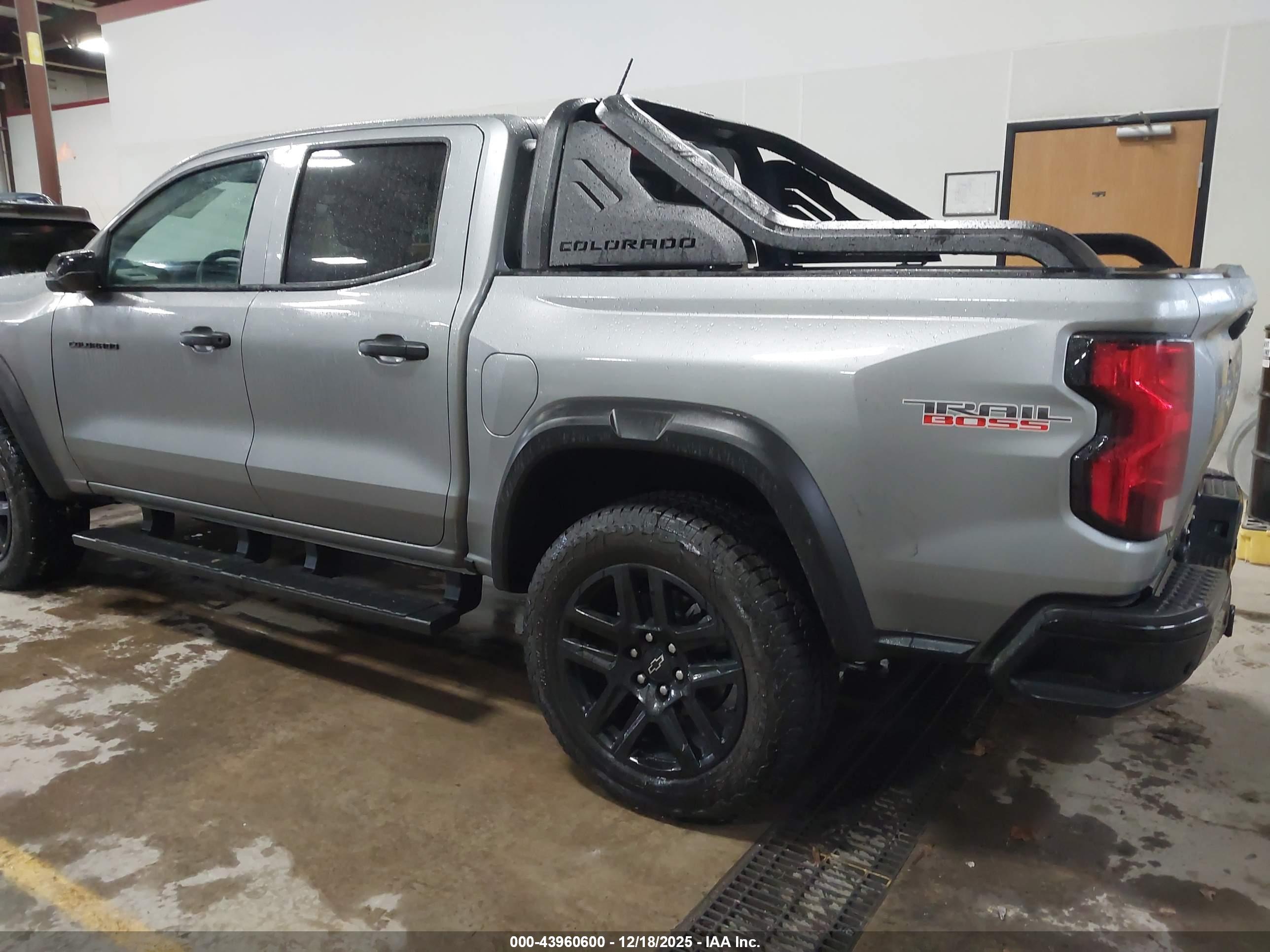 CHEVROLET COLORADO image 3