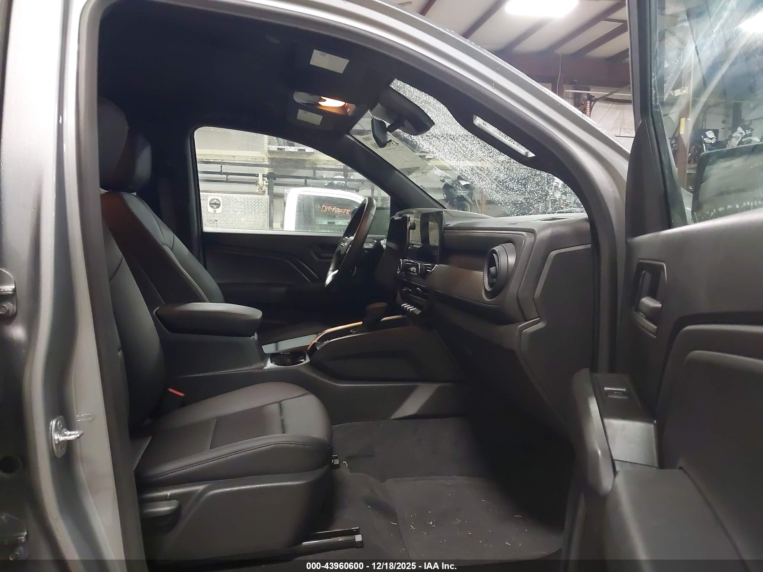 CHEVROLET COLORADO image 5