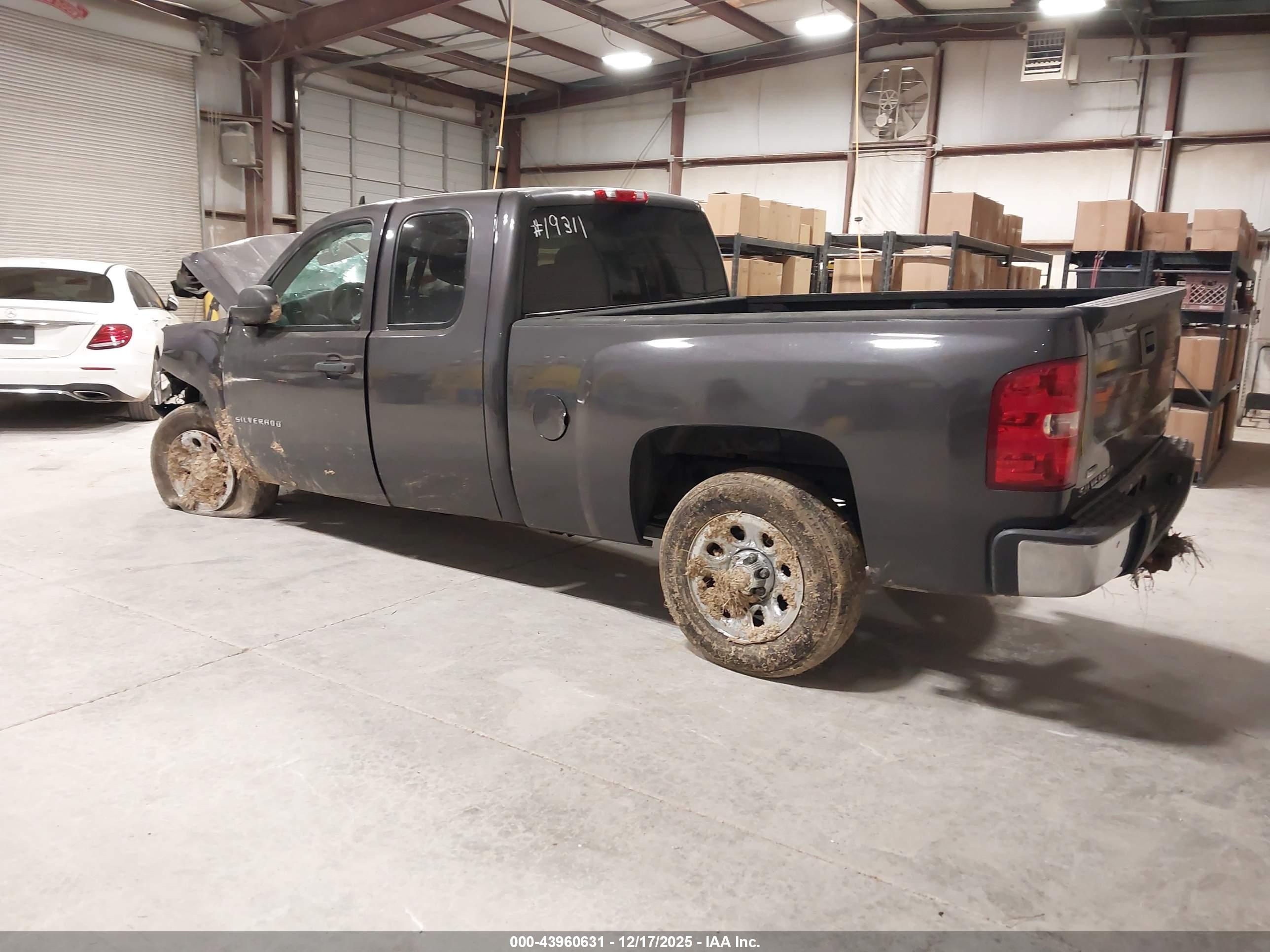 CHEVROLET SILVERADO image 3