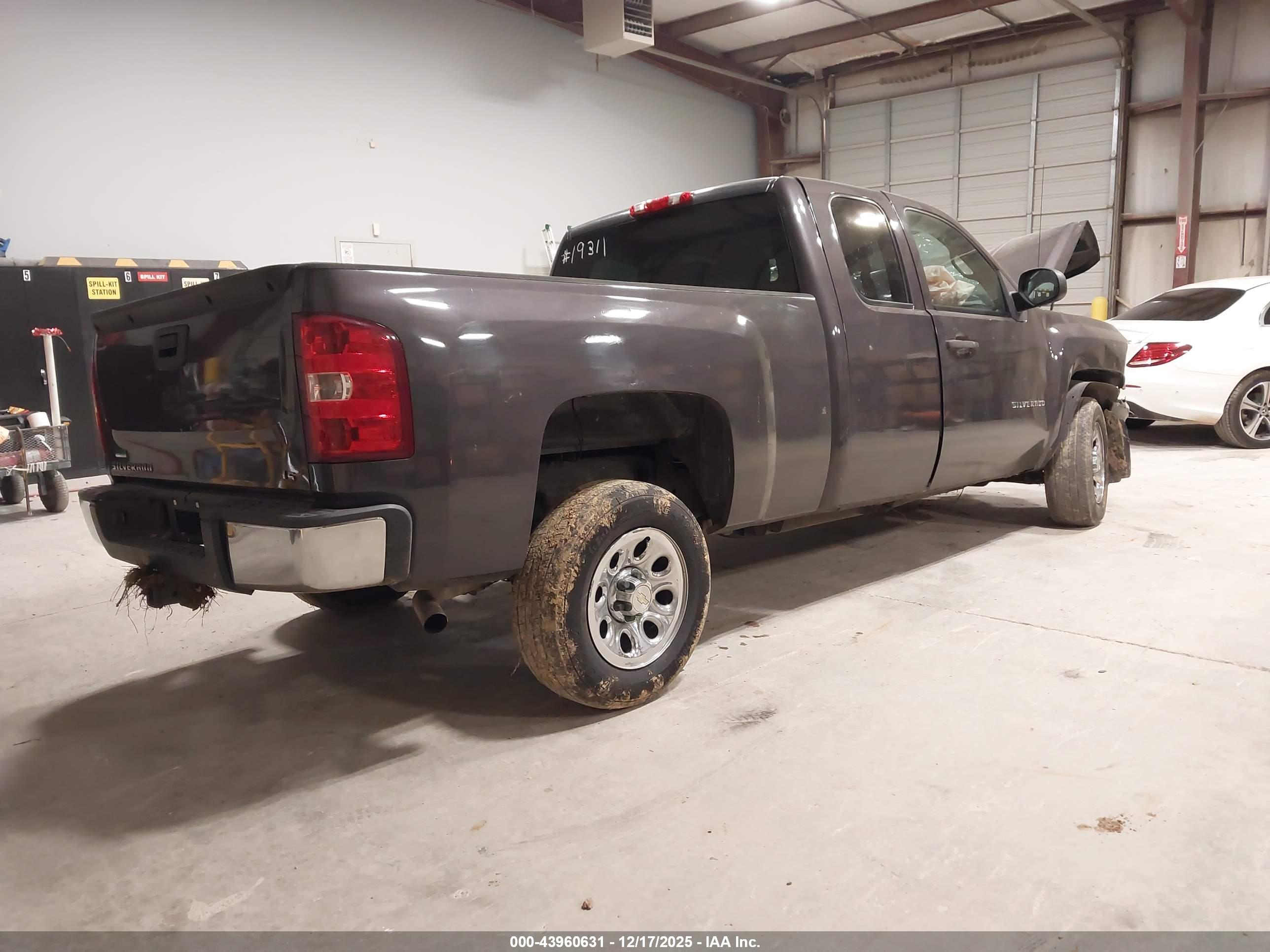 CHEVROLET SILVERADO image 4