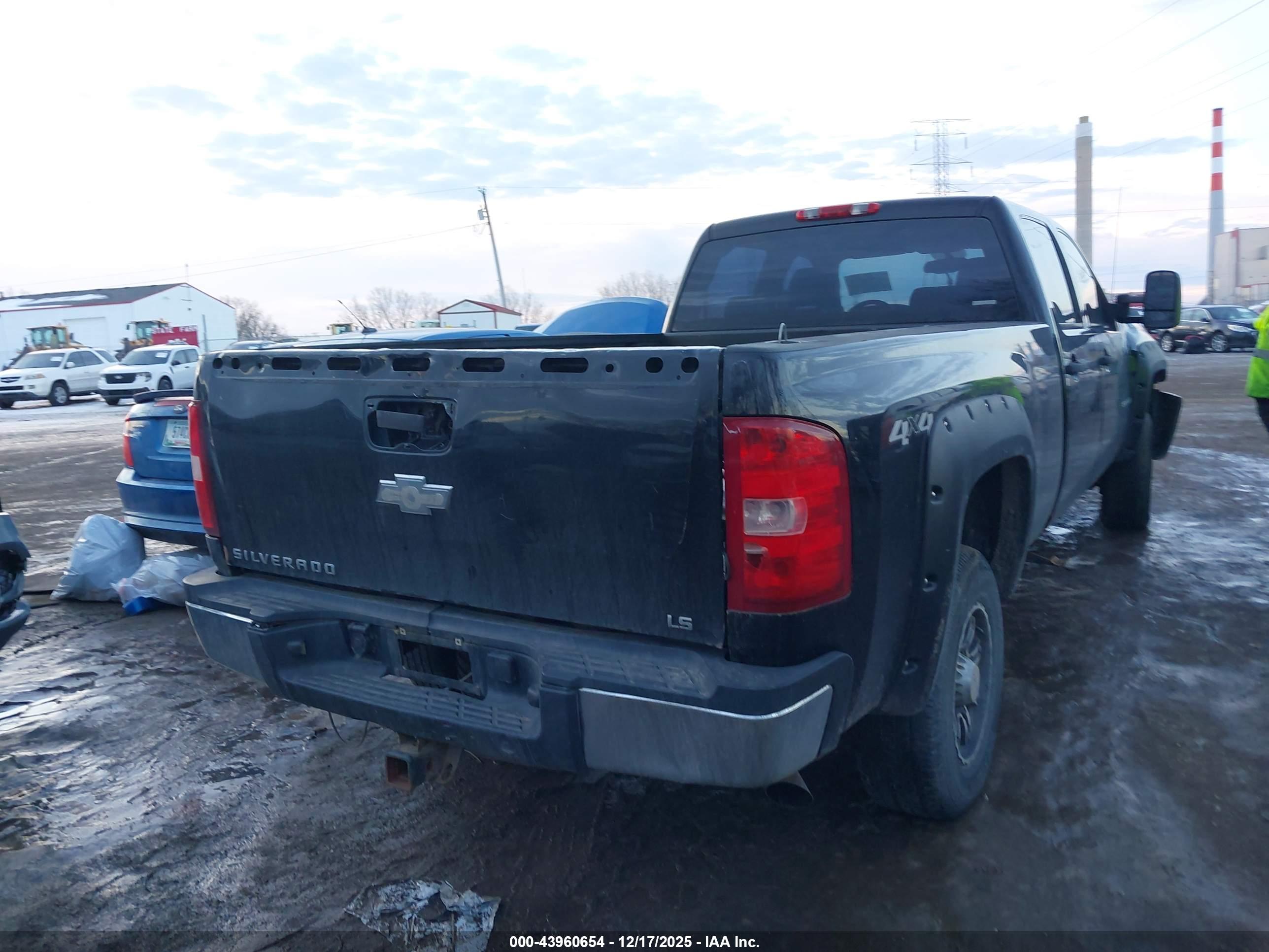 CHEVROLET SILVERADO image 4