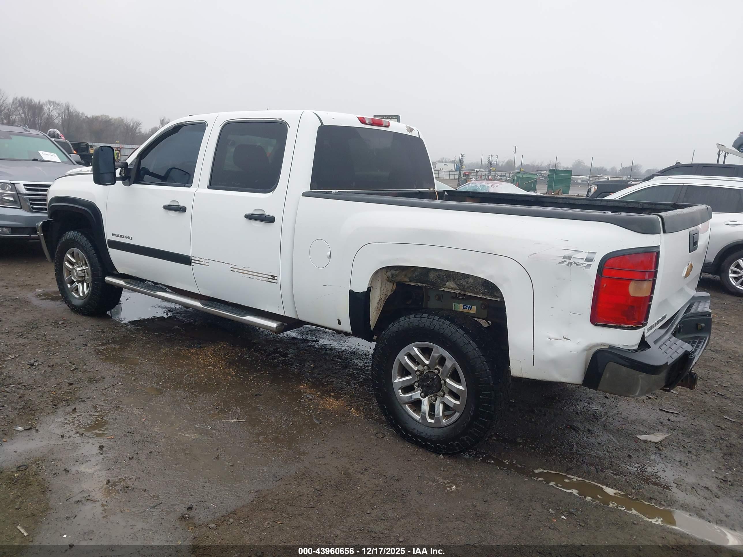 CHEVROLET SILVERADO image 3