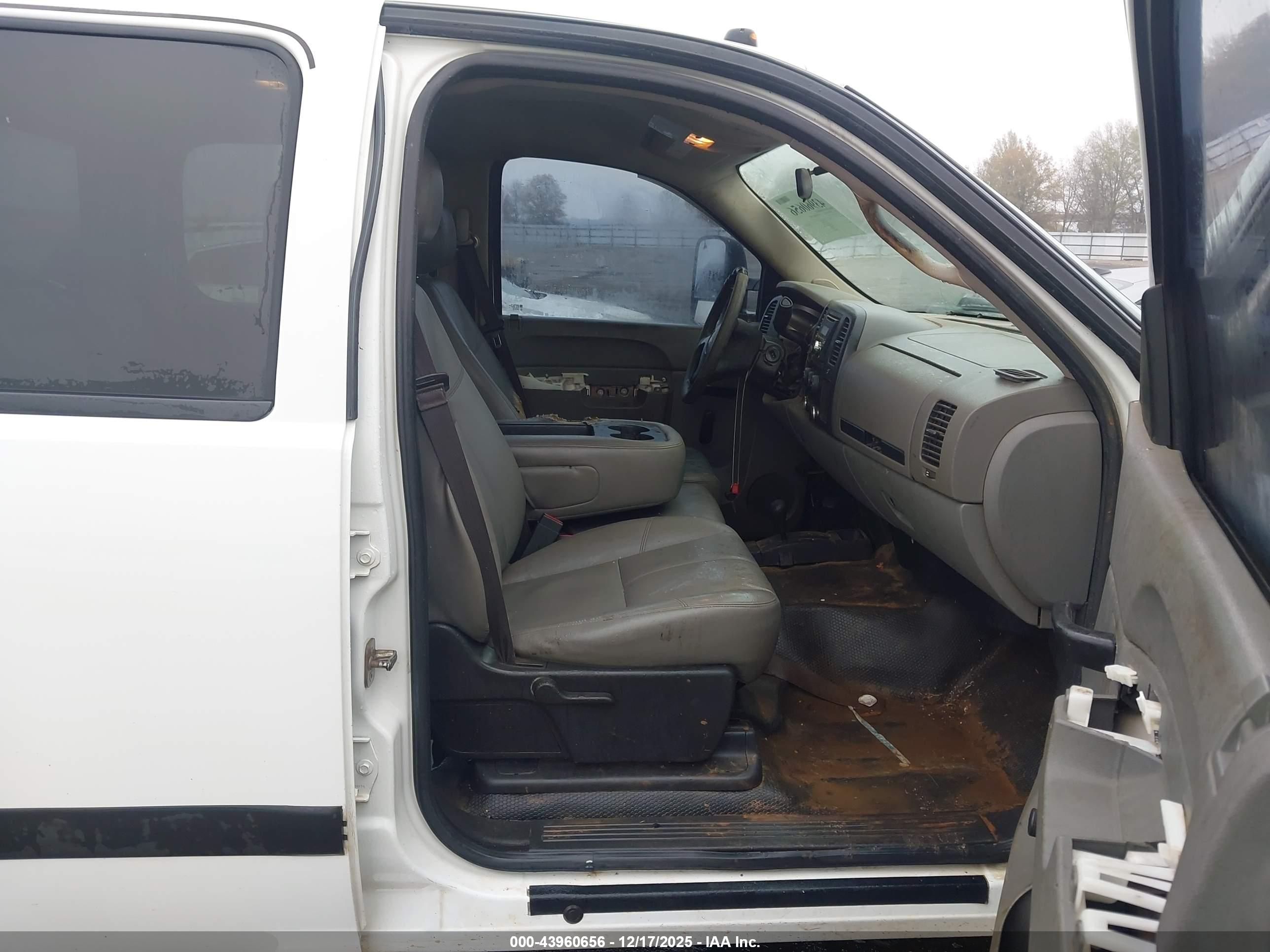 CHEVROLET SILVERADO image 5