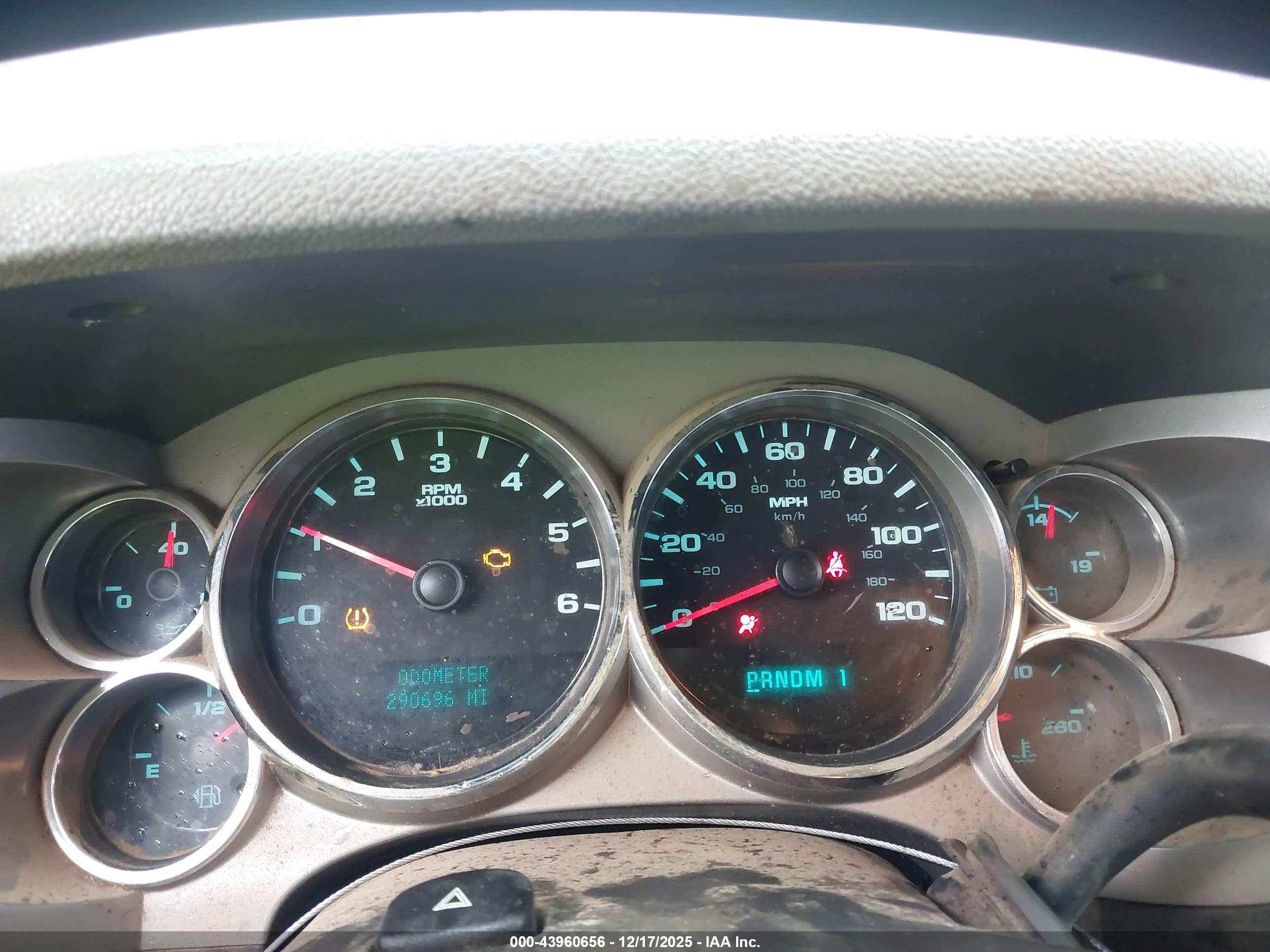 CHEVROLET SILVERADO image 7
