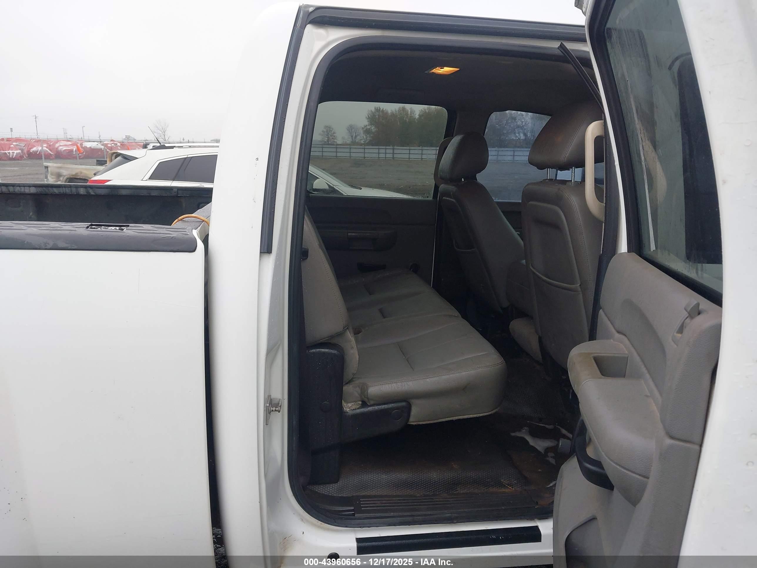 CHEVROLET SILVERADO image 8