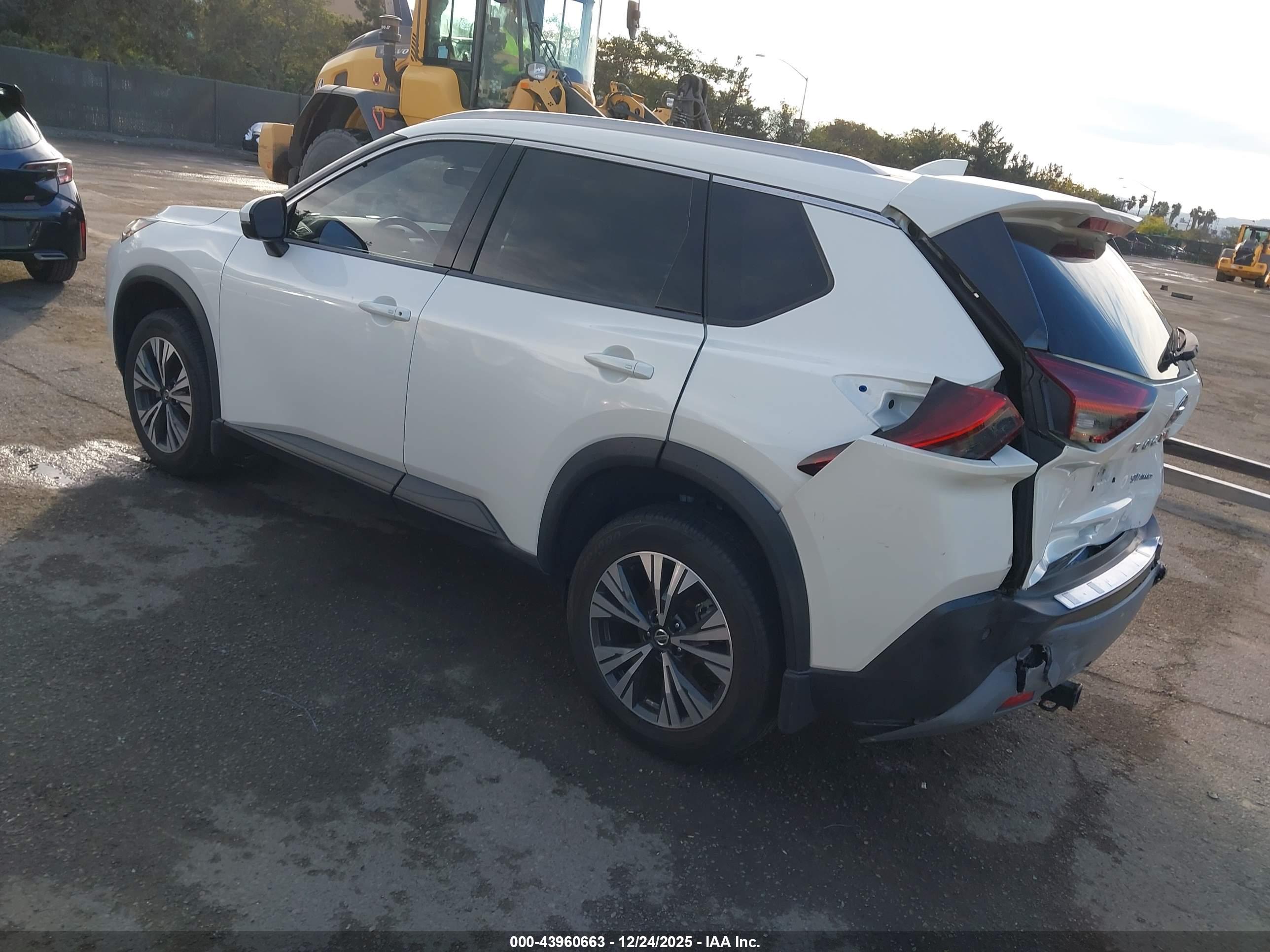 NISSAN ROGUE image 3