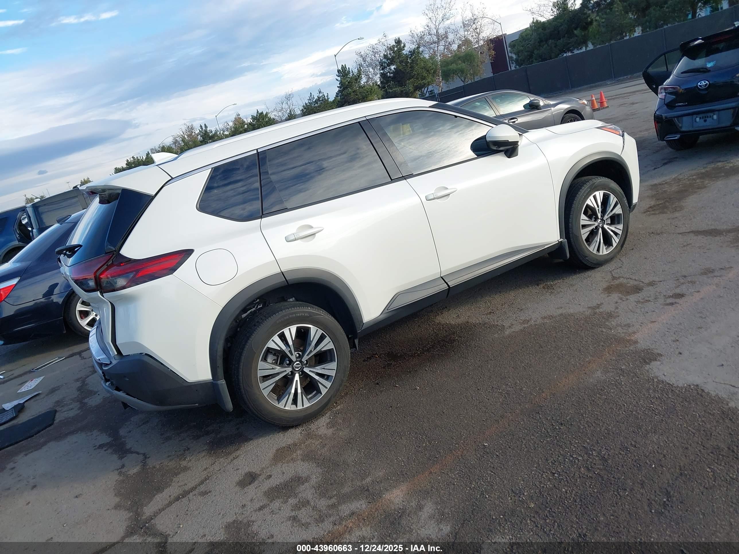 NISSAN ROGUE image 4