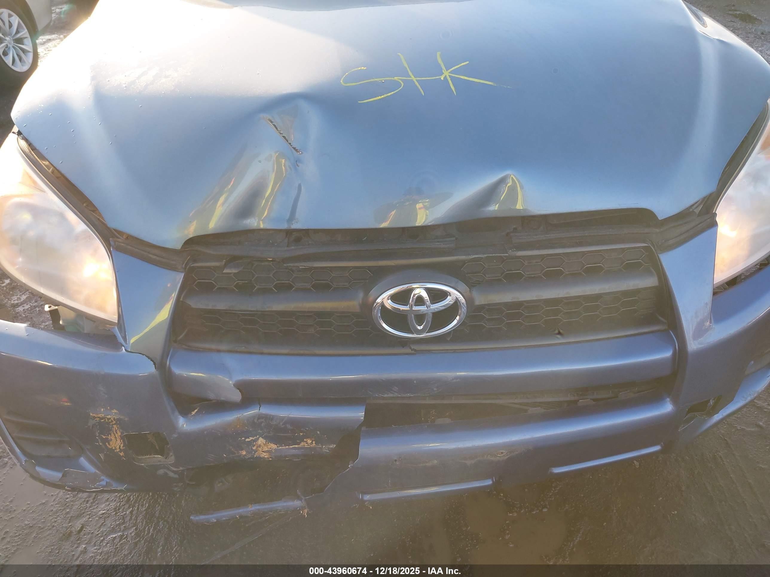TOYOTA RAV4 image 10