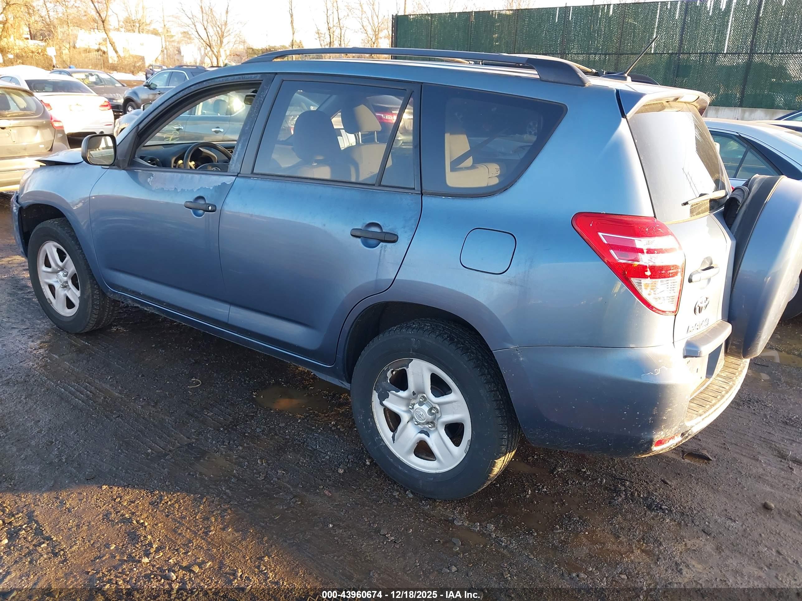 TOYOTA RAV4 image 3