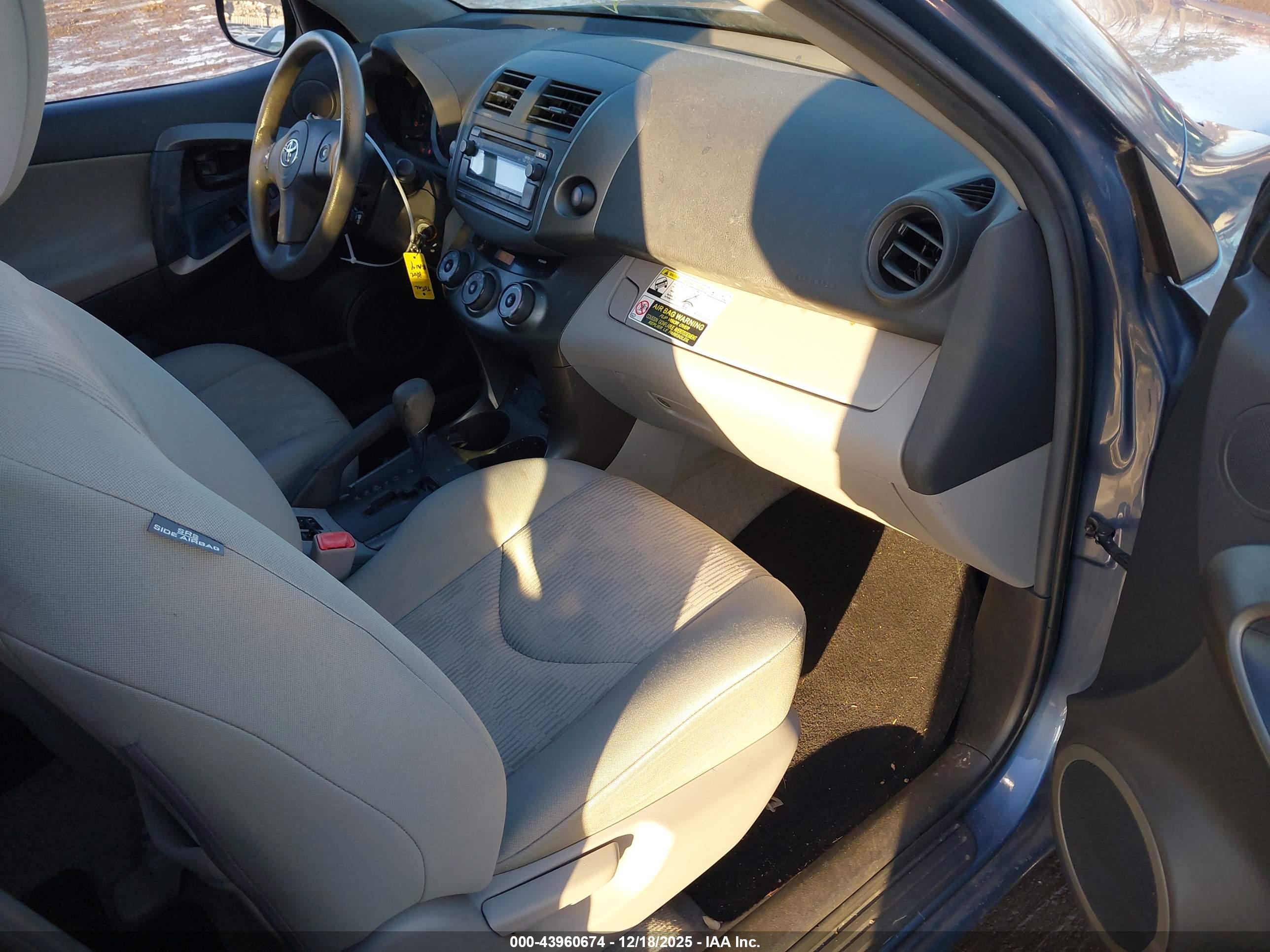 TOYOTA RAV4 image 5