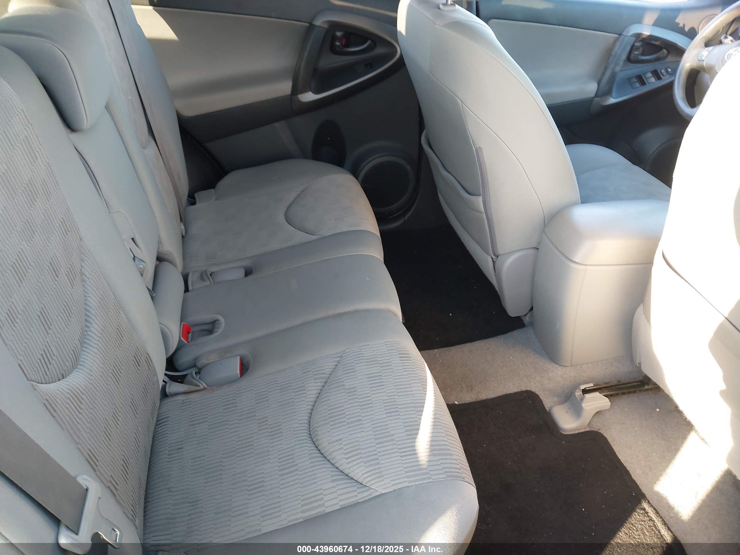 TOYOTA RAV4 image 8