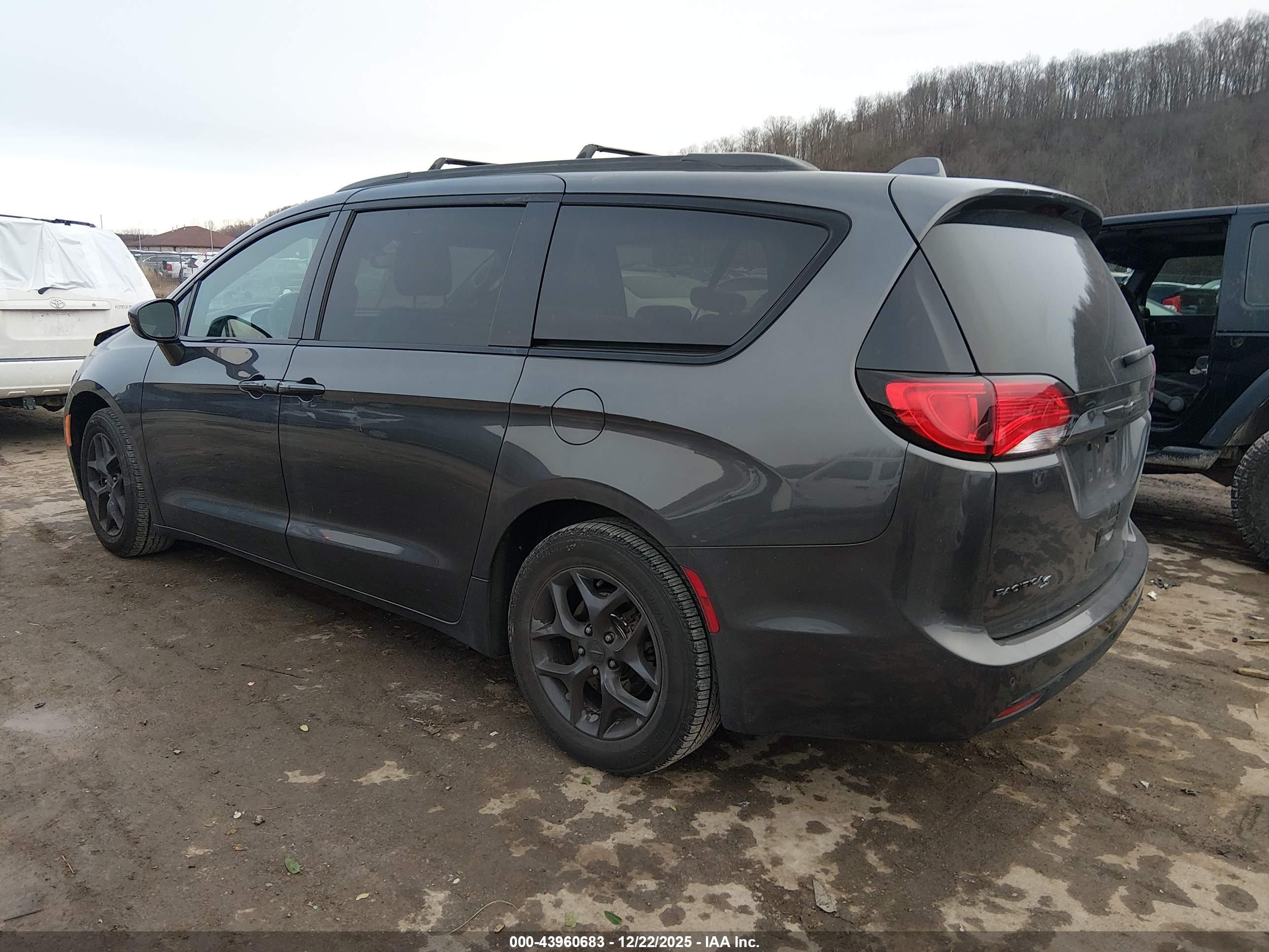 CHRYSLER PACIFICA image 3
