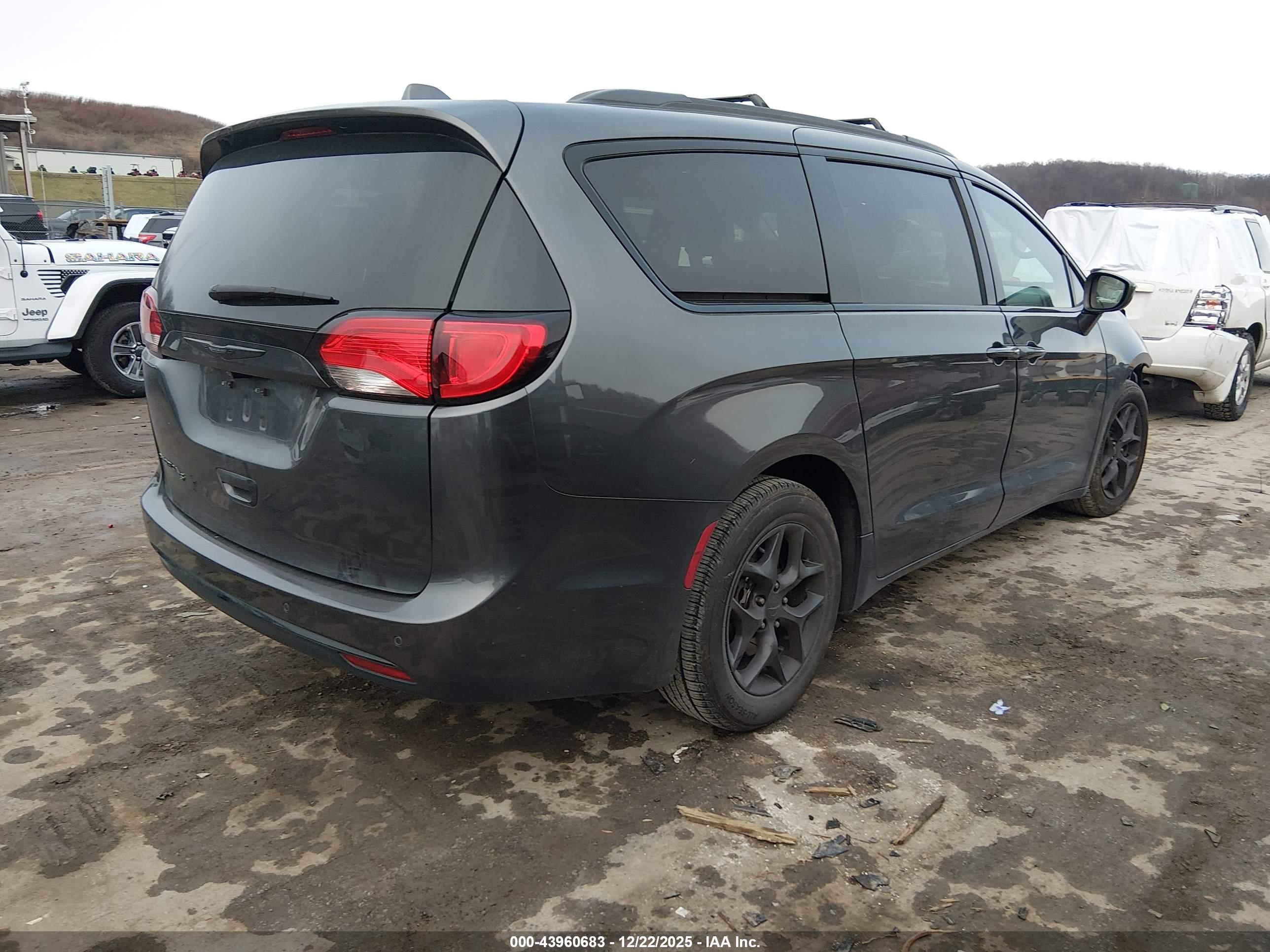 CHRYSLER PACIFICA image 4
