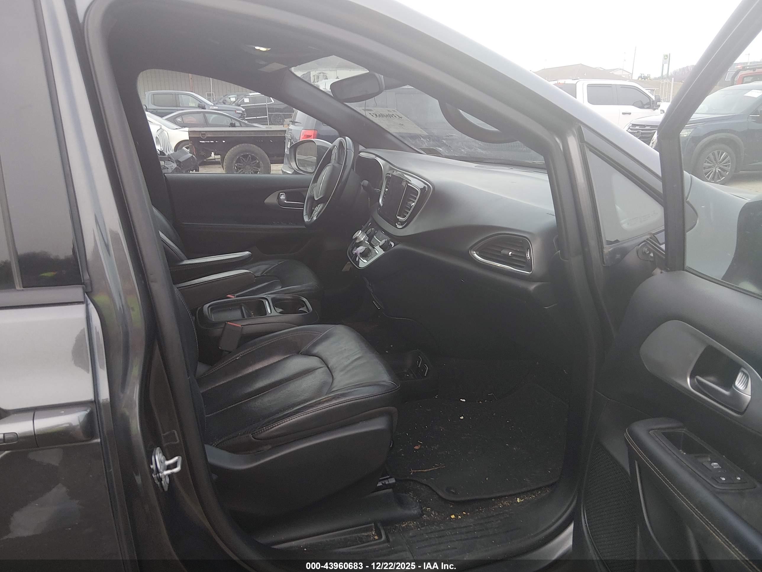 CHRYSLER PACIFICA image 5