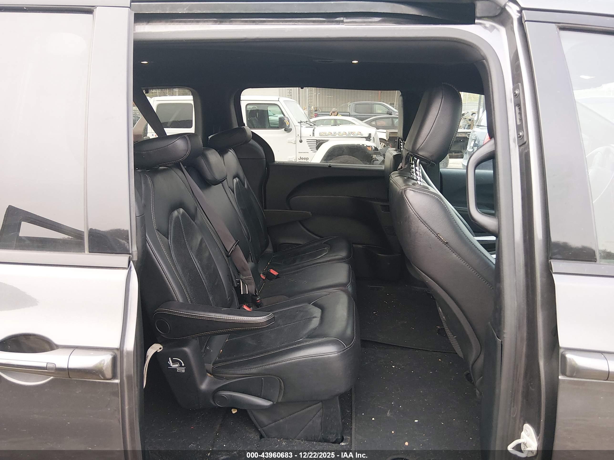 CHRYSLER PACIFICA image 8