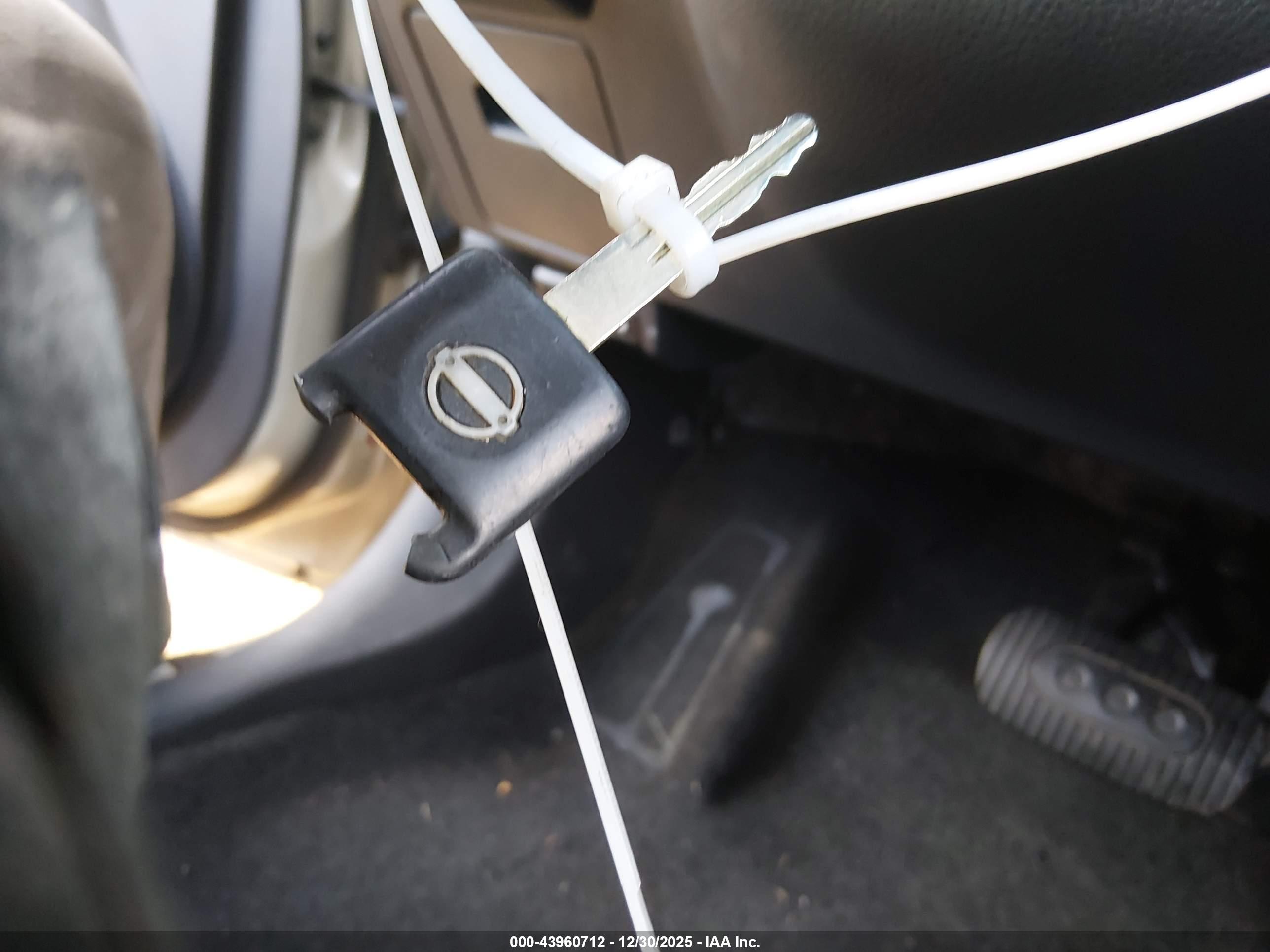 NISSAN VERSA image 11