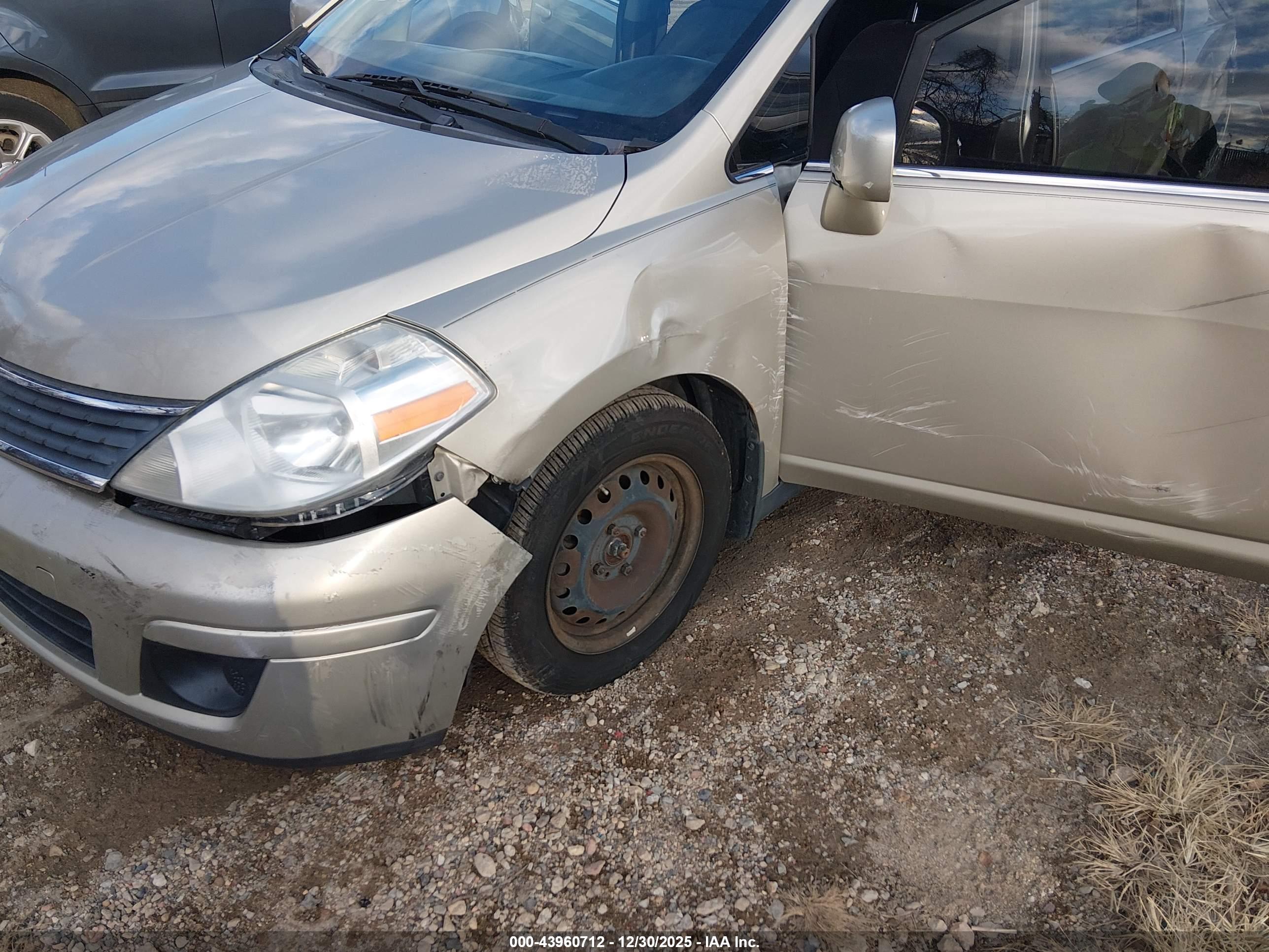 NISSAN VERSA image 6