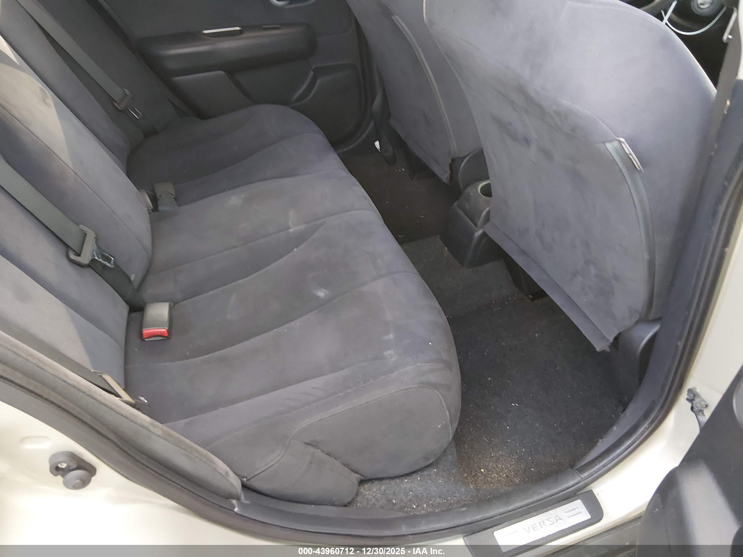 NISSAN VERSA image 8