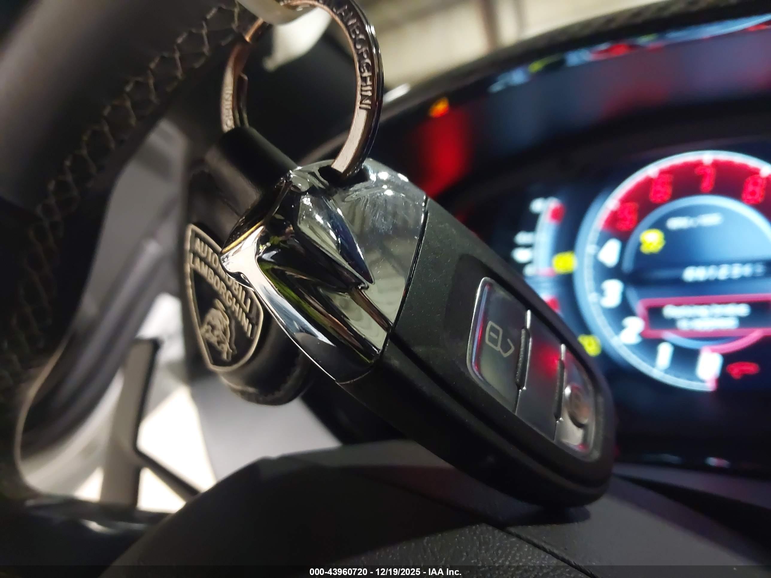 LAMBORGHINI AVENTADOR image 11
