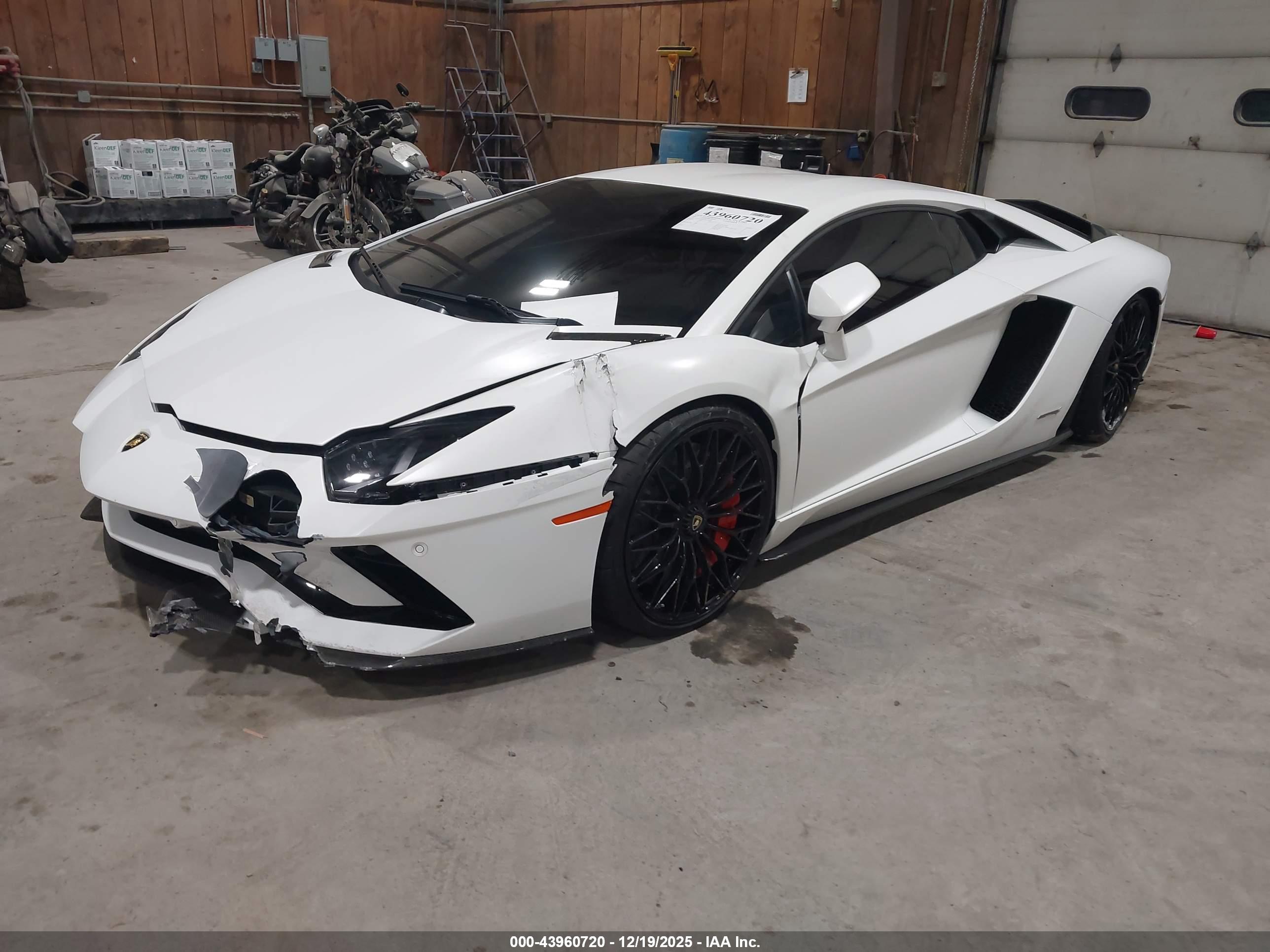 LAMBORGHINI AVENTADOR image 2