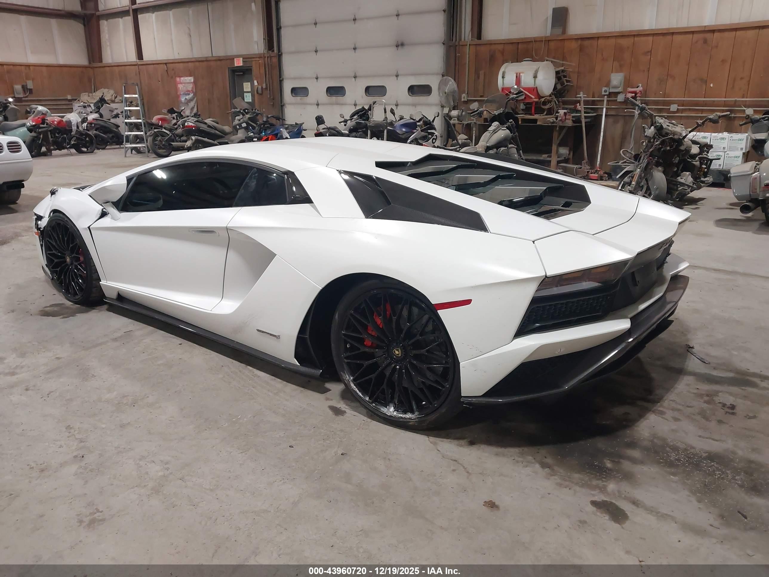 LAMBORGHINI AVENTADOR image 3