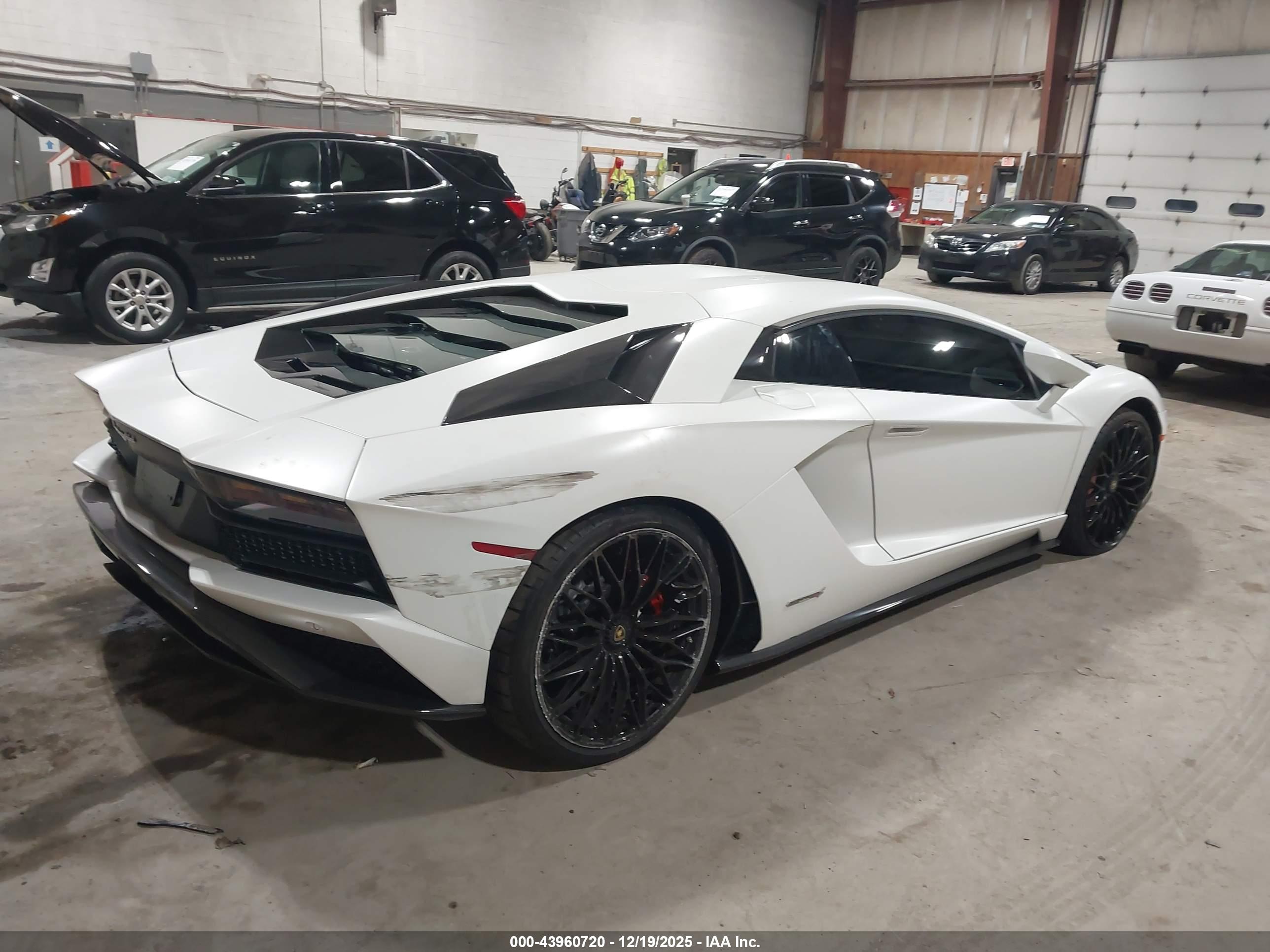 LAMBORGHINI AVENTADOR image 4