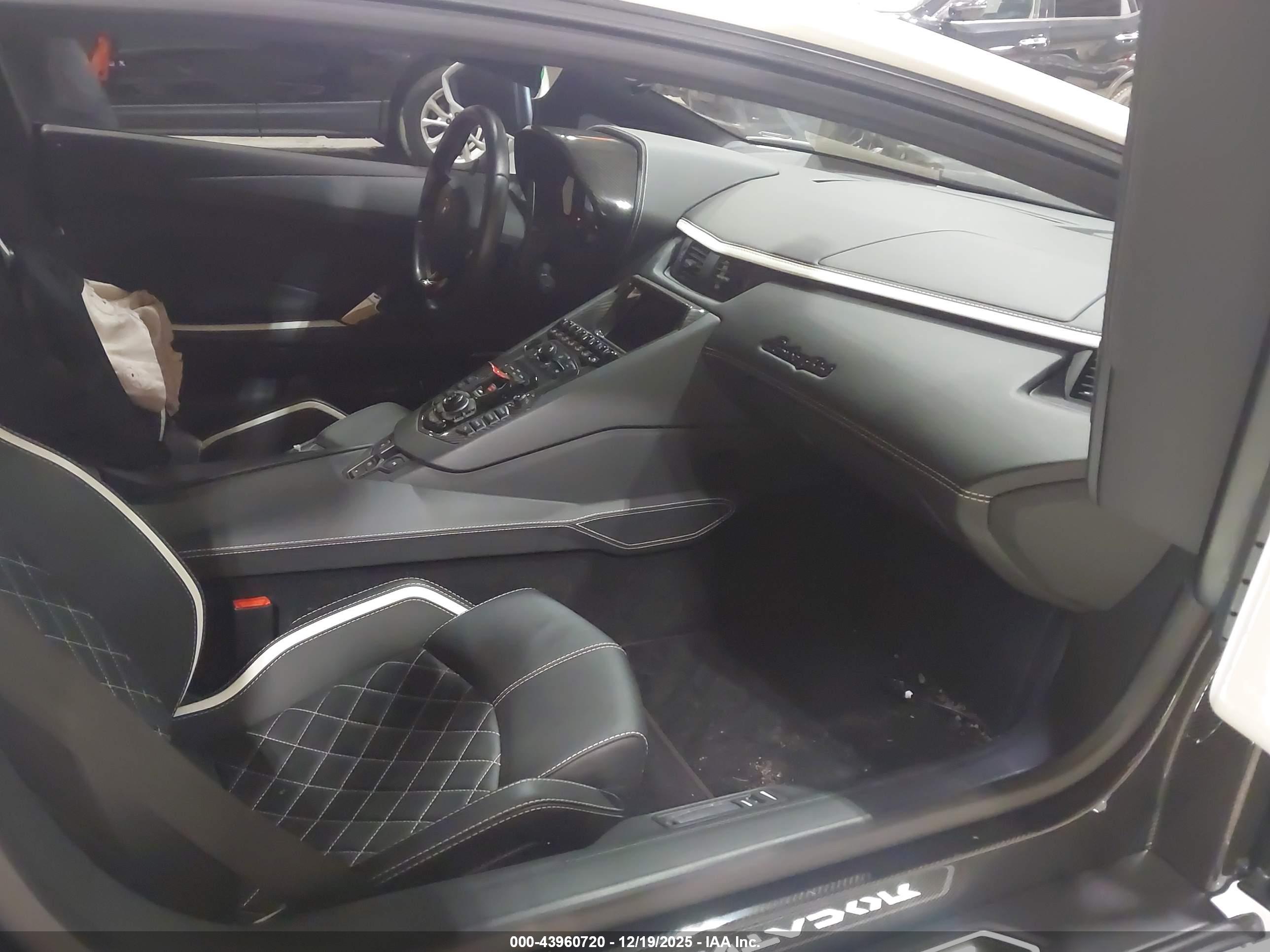 LAMBORGHINI AVENTADOR image 5