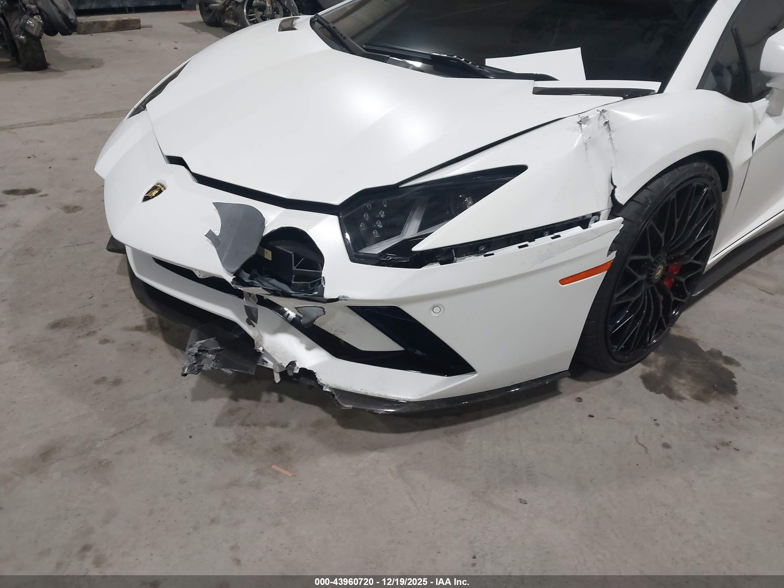 LAMBORGHINI AVENTADOR image 6