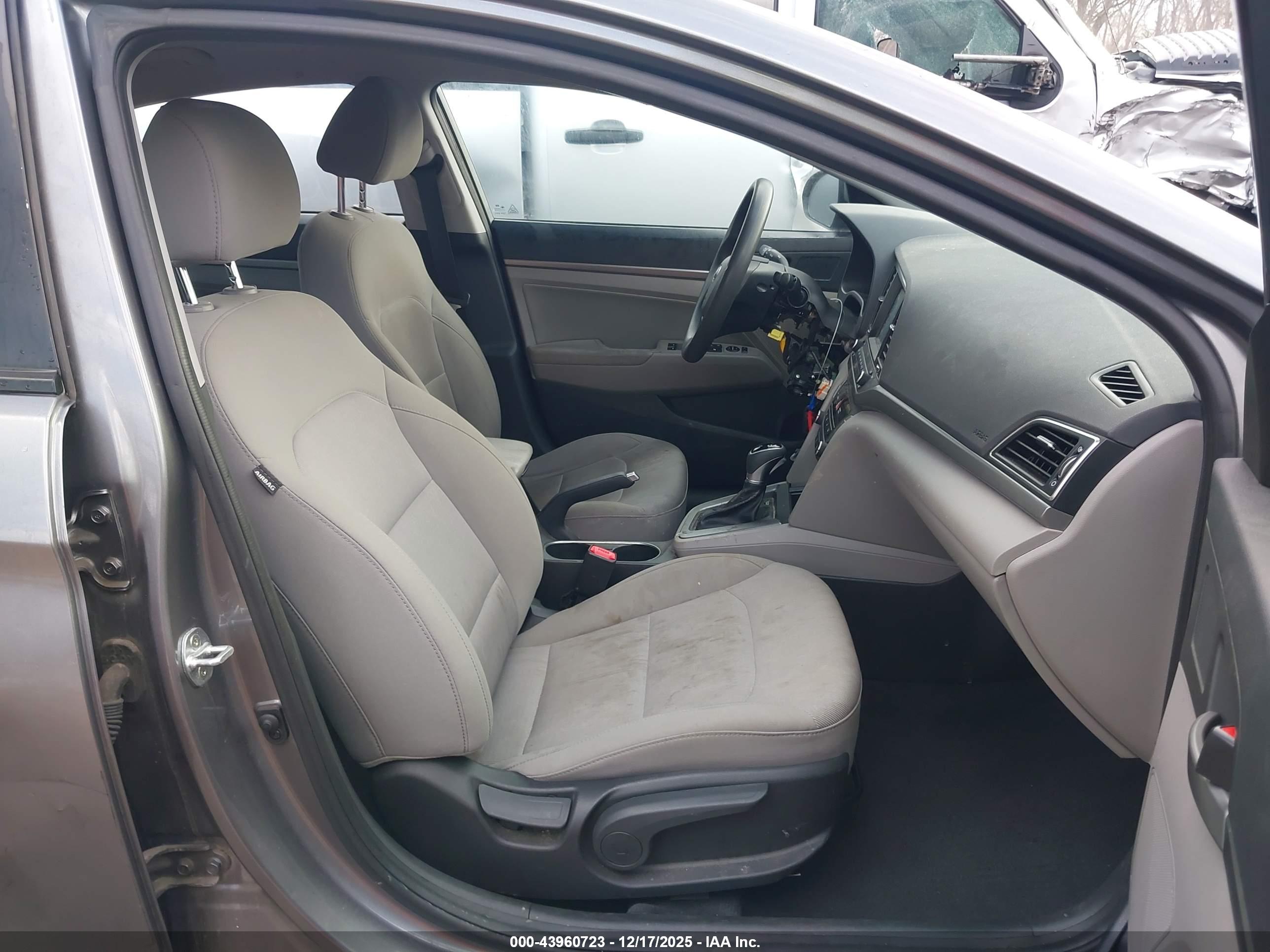 HYUNDAI ELANTRA image 5