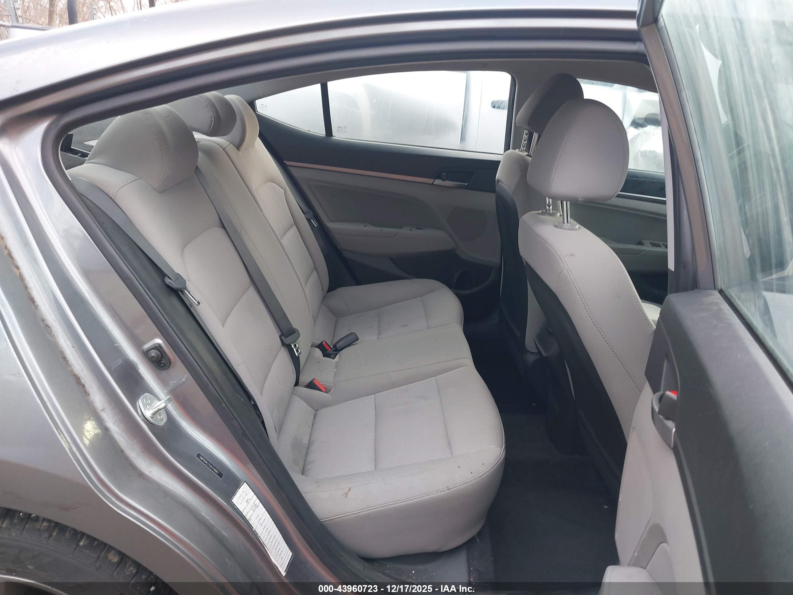 HYUNDAI ELANTRA image 8