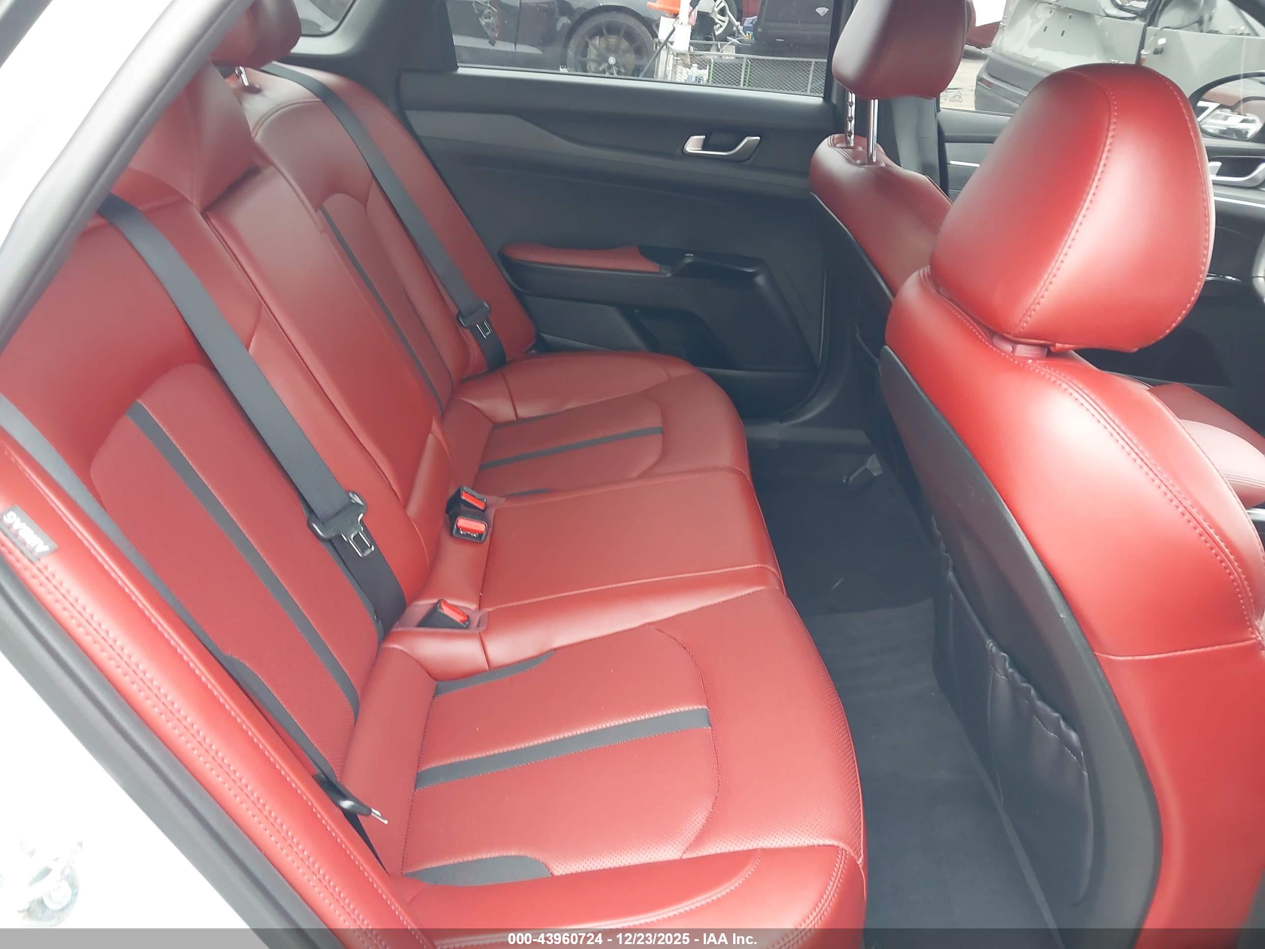 KIA K5 image 8