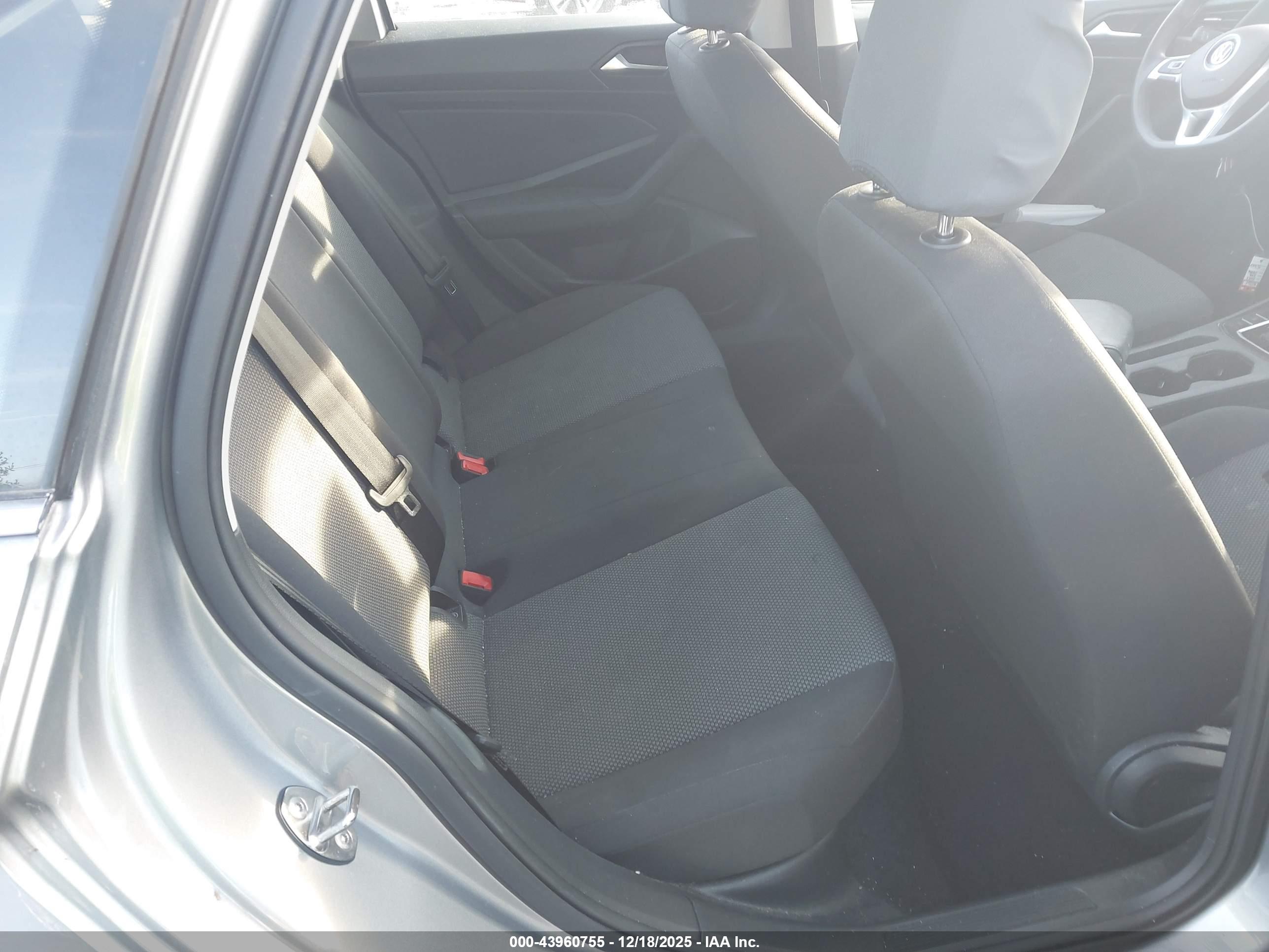 VOLKSWAGEN JETTA image 8