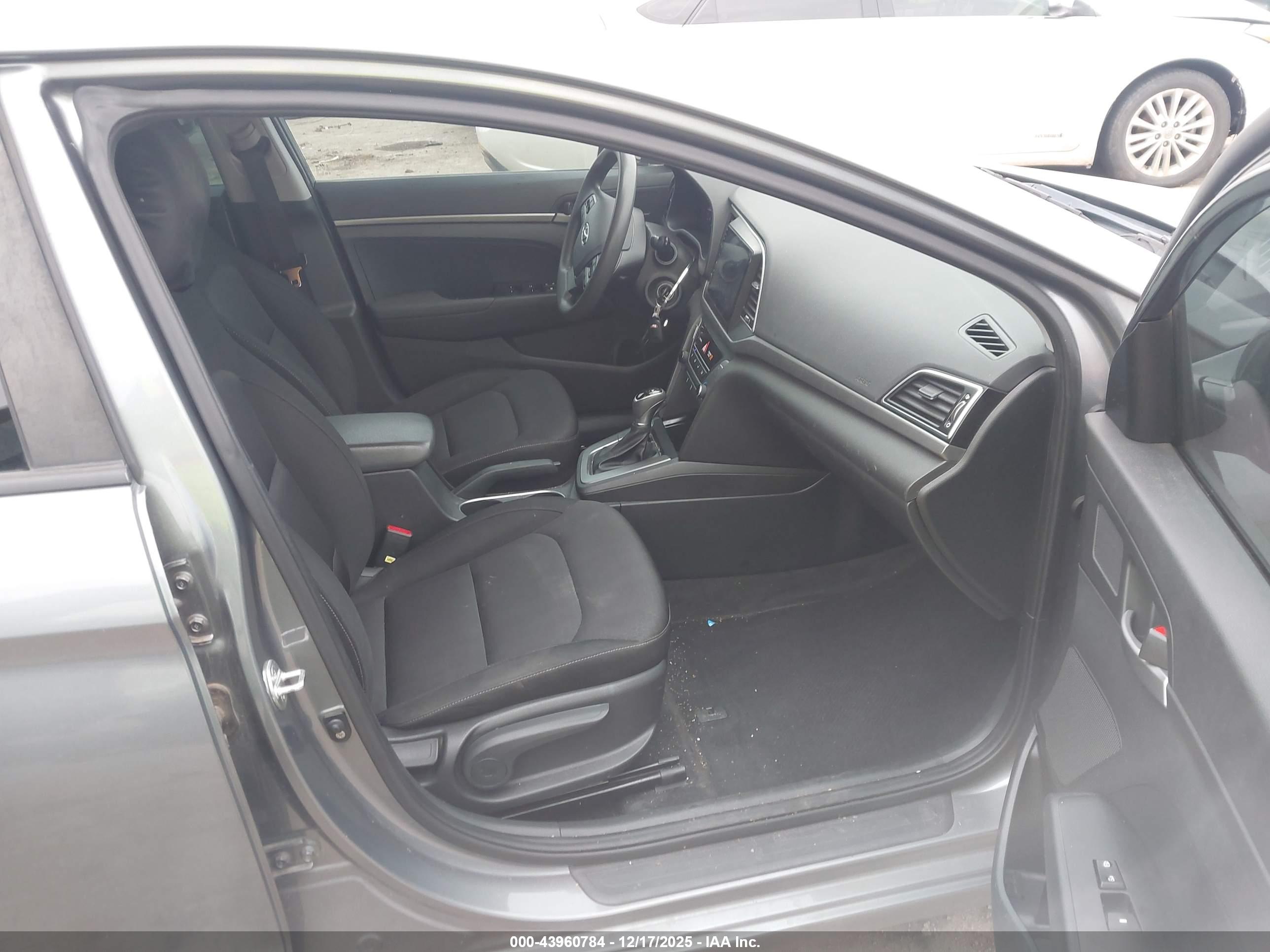 HYUNDAI ELANTRA image 5