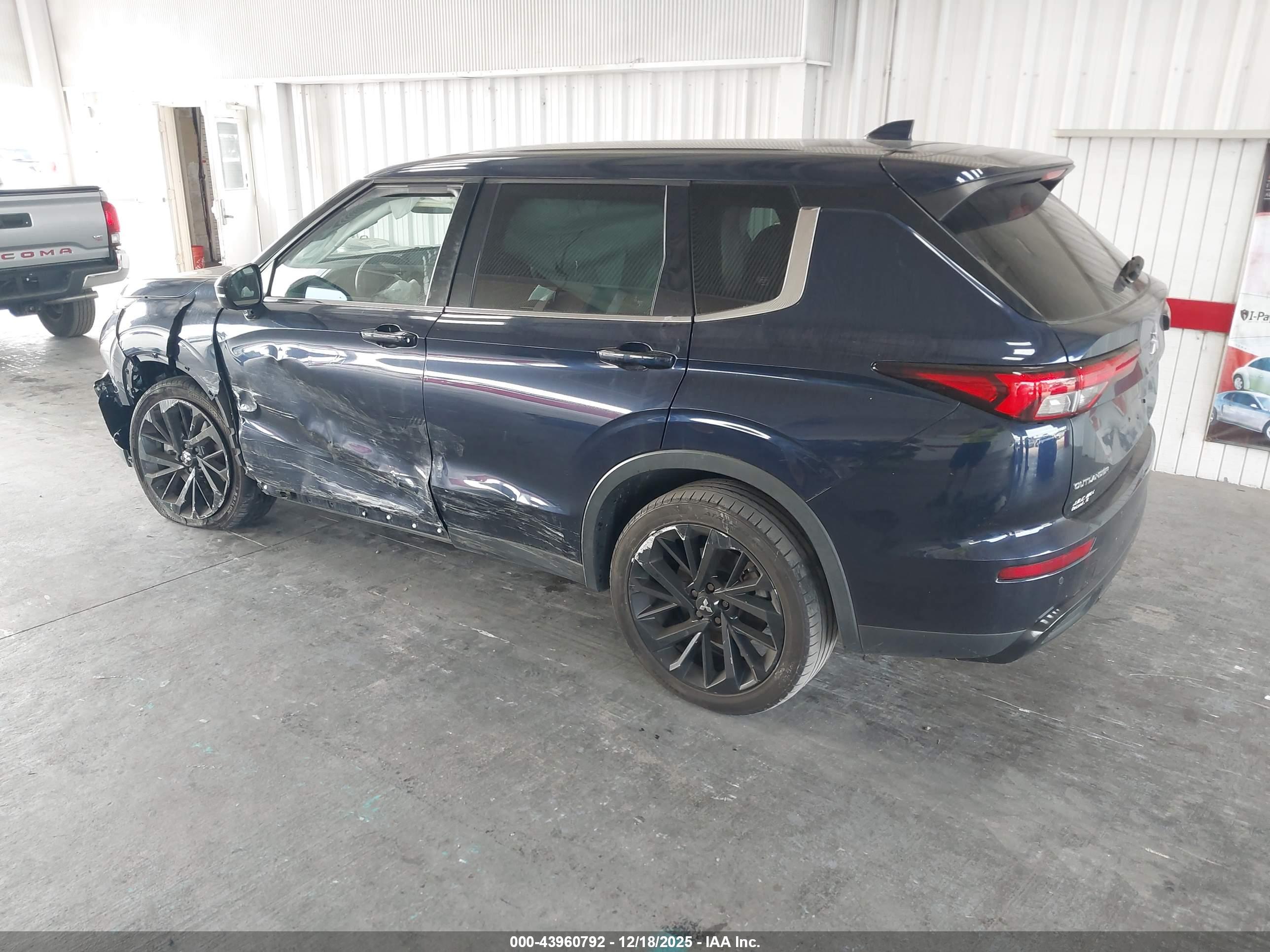 MITSUBISHI OUTLANDER image 3