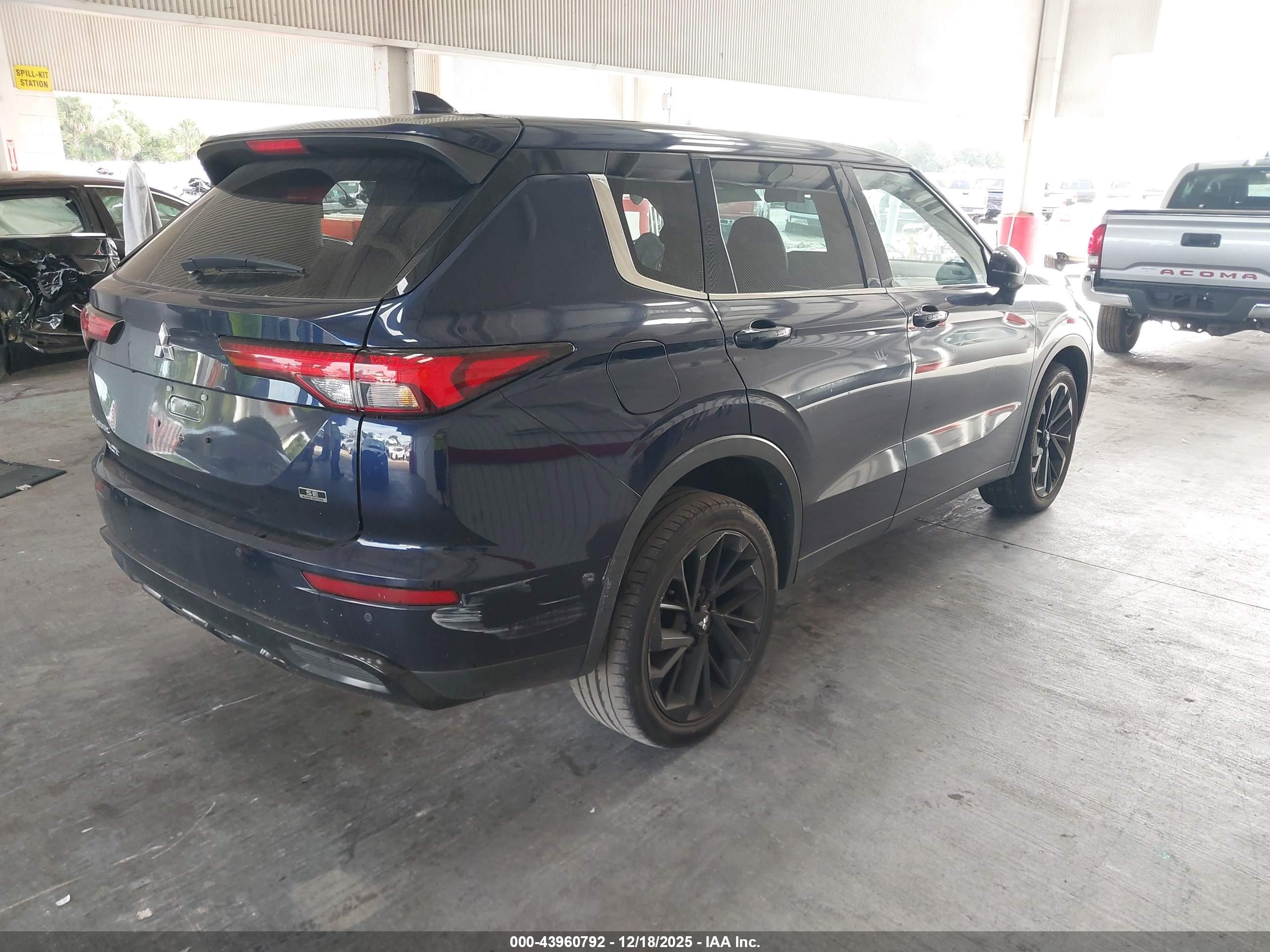 MITSUBISHI OUTLANDER image 4